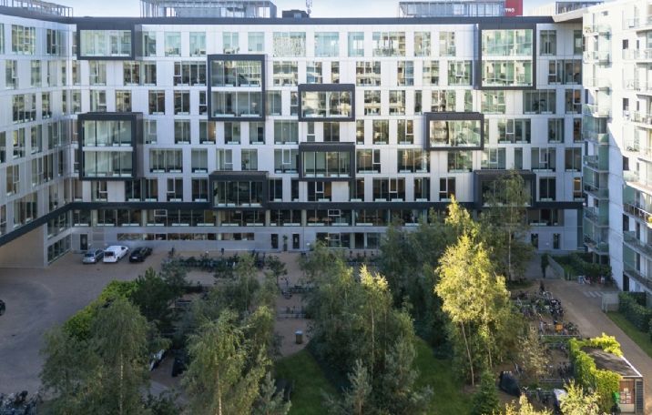 Kontor til leje på Arne Jacobsens Allé 7 med grønne områder og parkerede biler i forgrunden og smukke bygninger i baggrunden