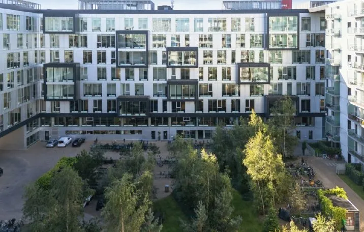 Kontor til leje på Arne Jacobsens Allé 7 med grønne områder og parkerede biler i forgrunden og smukke bygninger i baggrunden