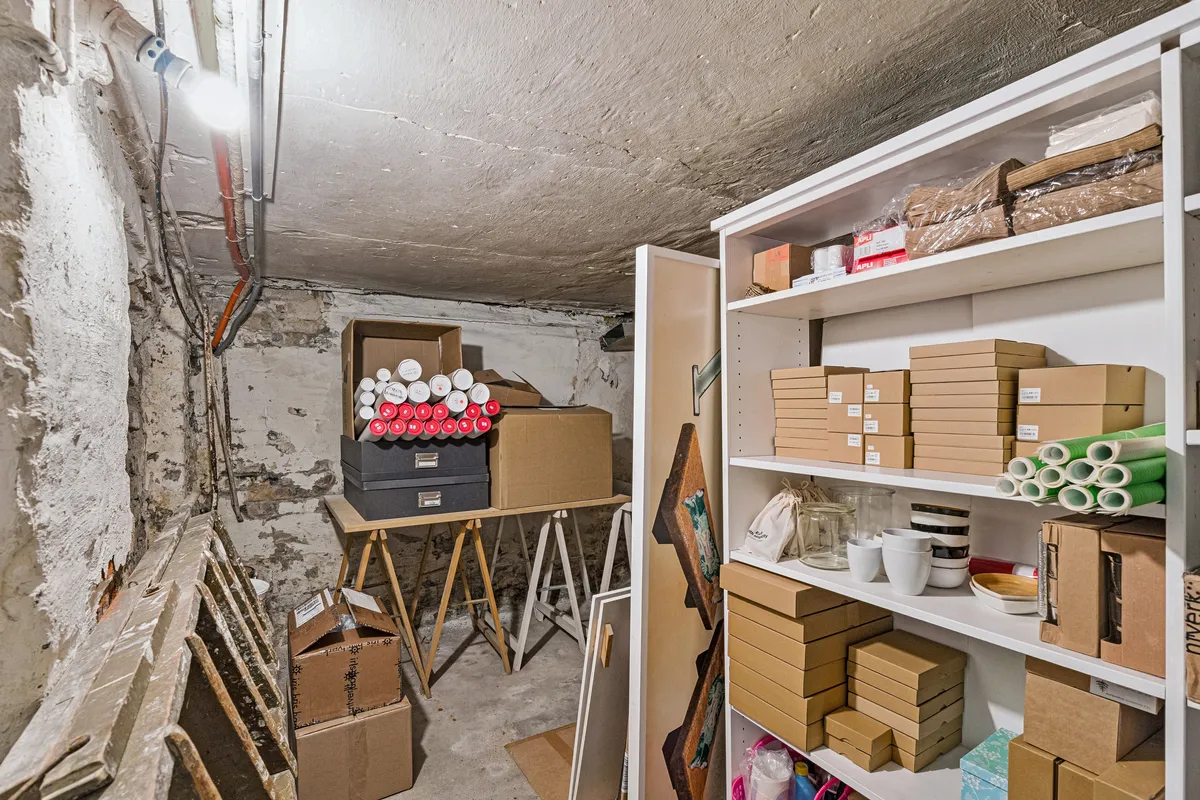 Foto af butiksrummet i København K med forskellige lagerkartoner og emballagematerialer på høje hylder og på gulvet