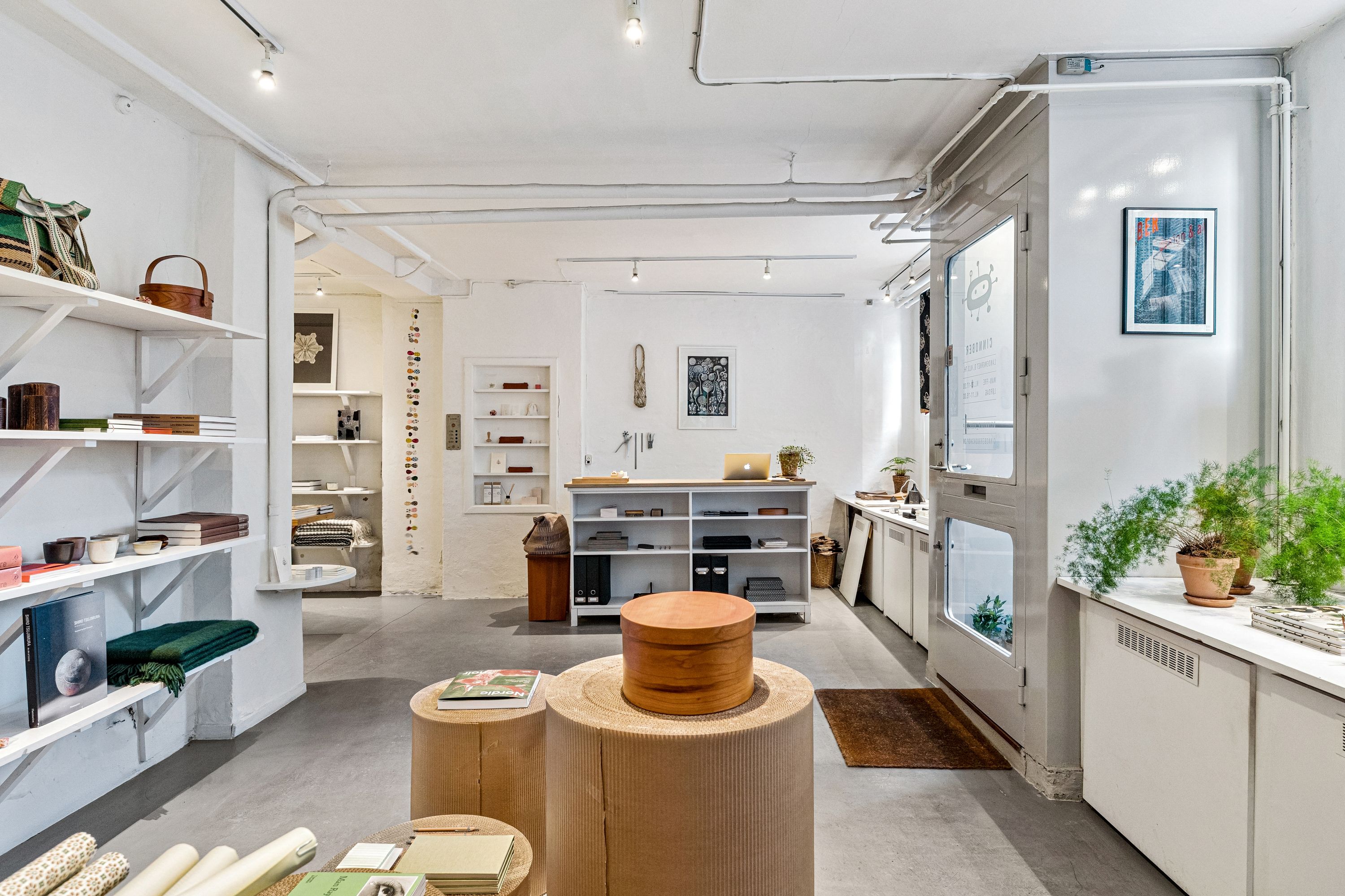 Lejlighed til leje på Landemærket 9 med moderne indretning, højloftede rum og store vinduer. Lejligheden har lyse gulve, hvide vægge og et åbent køkken med højloftede rum