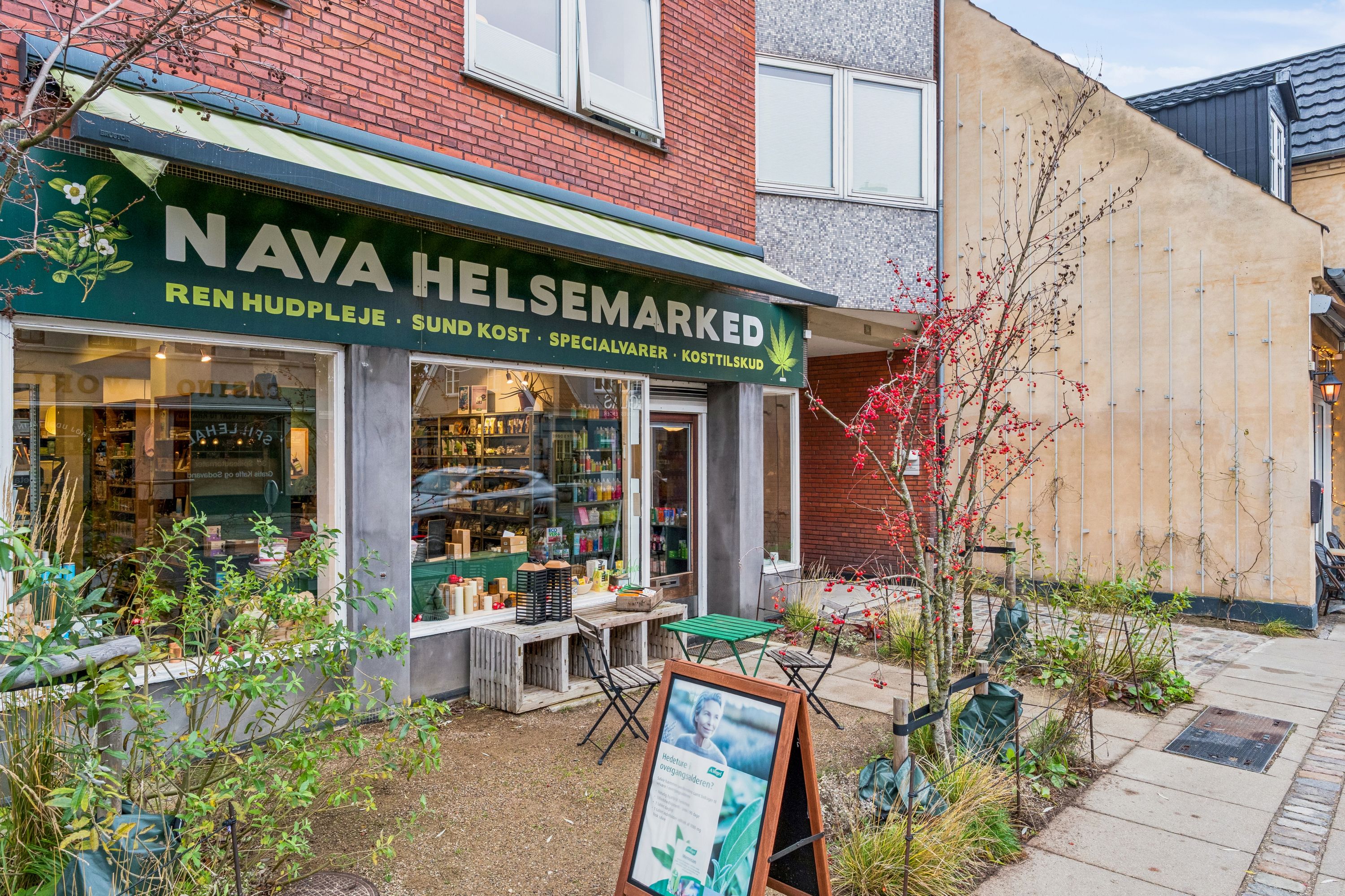 Butik i Søborg med plantager og blomster. Navn: Nava Helsemarked. Faciliteter inkluderer ren hudpleje, sund kost, specialvarer og kosttilskud.