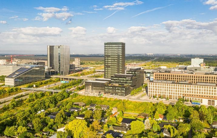 Kontor til leje på Kay Fiskers Plads 11, 6., 2300 København S. Bygningen er i en fredelig grøn skov. Bygningen har en luksuriøs fællesfacilitet.