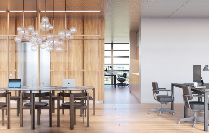 Kontor med højloft og lyse trævægge, møbler, skriveborde, stolpe og gulv samt et særligt lysdesign.