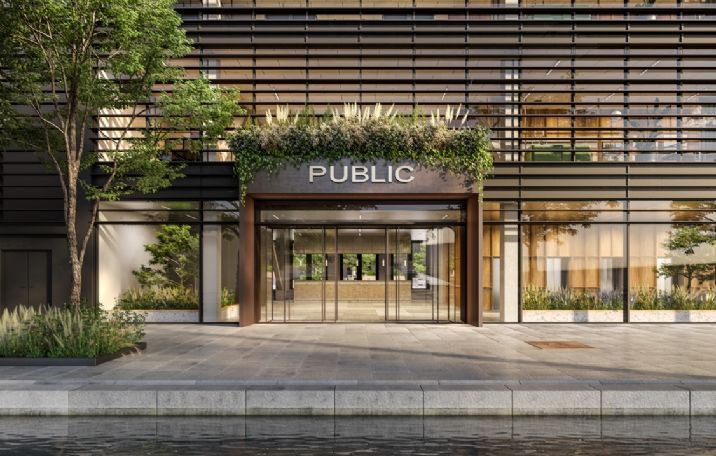 Moderne kontorbygning med glas facader og indgangsparti med plantehave på taget og udsigt til vand.