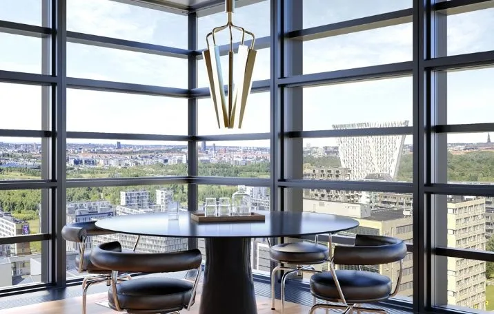 Luksus kontor med rundt bord og moderne møbler samt en stor udsigt over Københavns skyline fra 19. etage