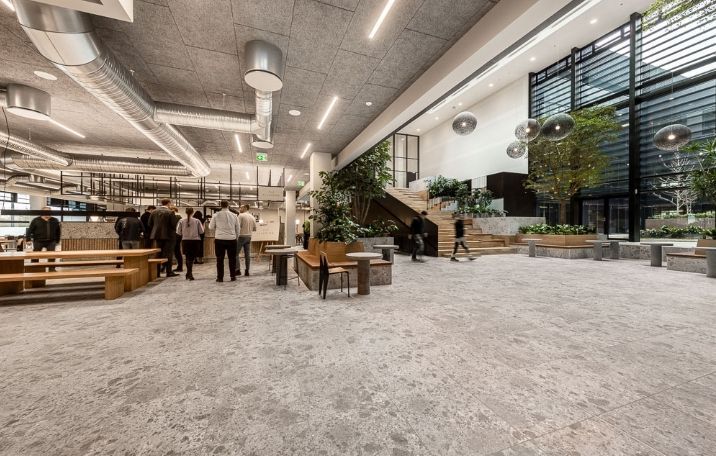 Store lobby med marmorgulv og højt til loftet i modernt og elegant kontor i København