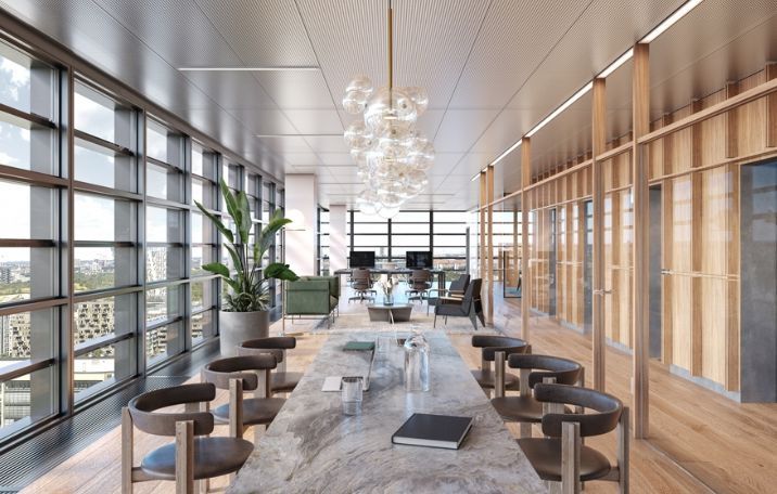 Store glasruder med udsigt over byen, moderne møbler og indretning, marmorbord med bøger og glas og en stor plante