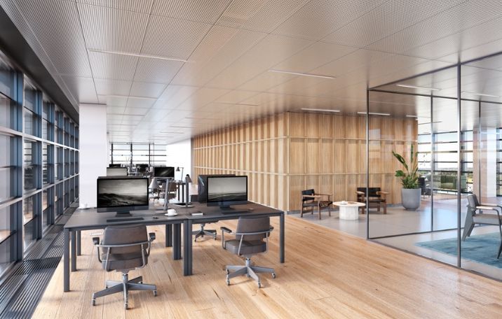 Kontor med moderne møbler og glasvægge. Trægulve og store vinduer med udsigt til byen. Lys og luftig atmosfære. Minimalistisk design med naturlige materialer.