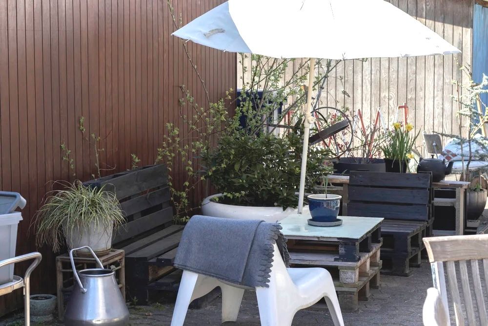 Take-away i Kongens Lyngby med hjørneplacering og have, samt bord og stole og et paraply