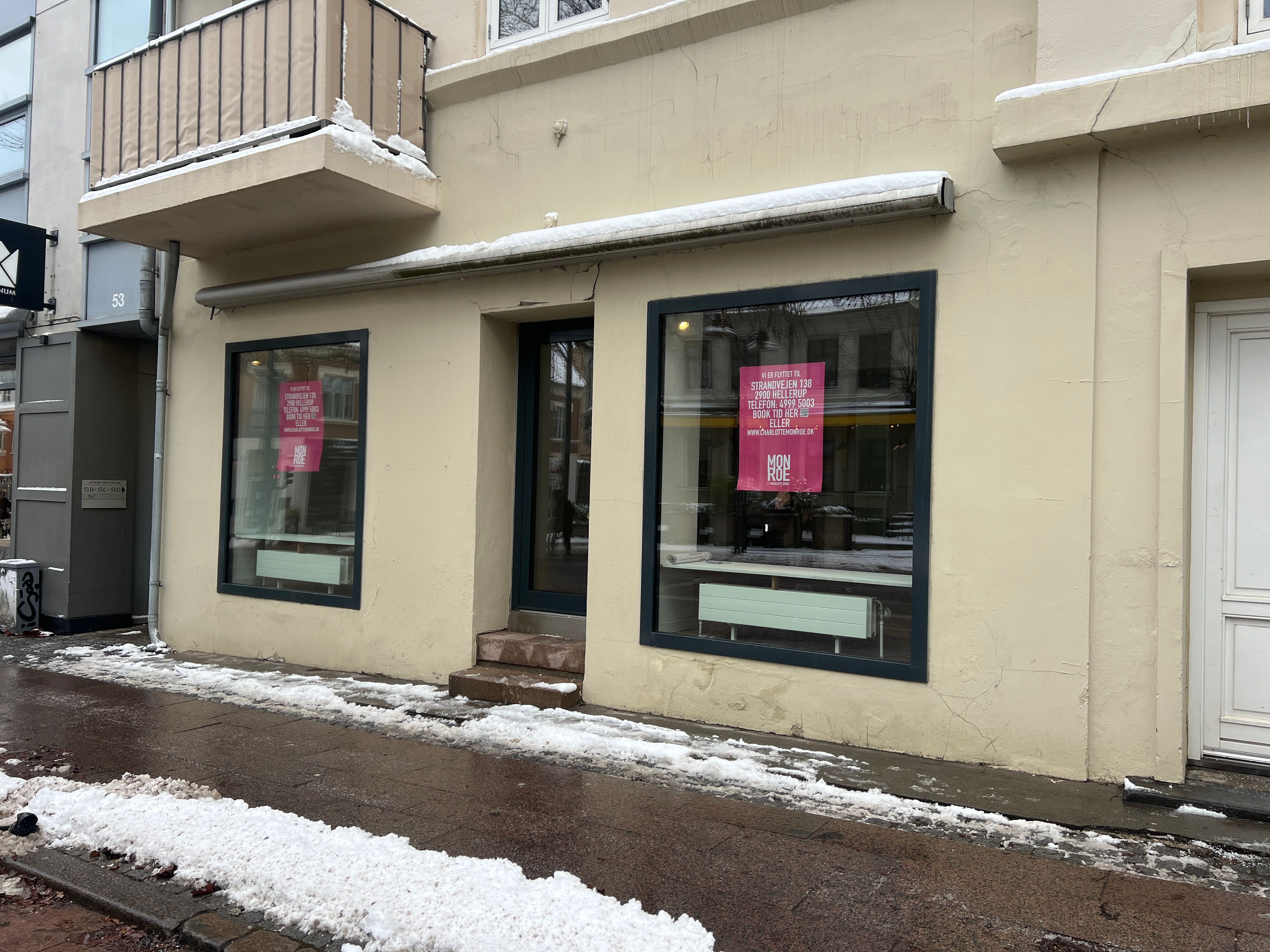 Forretningslokal til leje i Kongens Lyngby. Indkøbssted på 53 kvm. med udsigt til gaden. Lejligheden er på første sal. Allerede nu med sne på jorden.