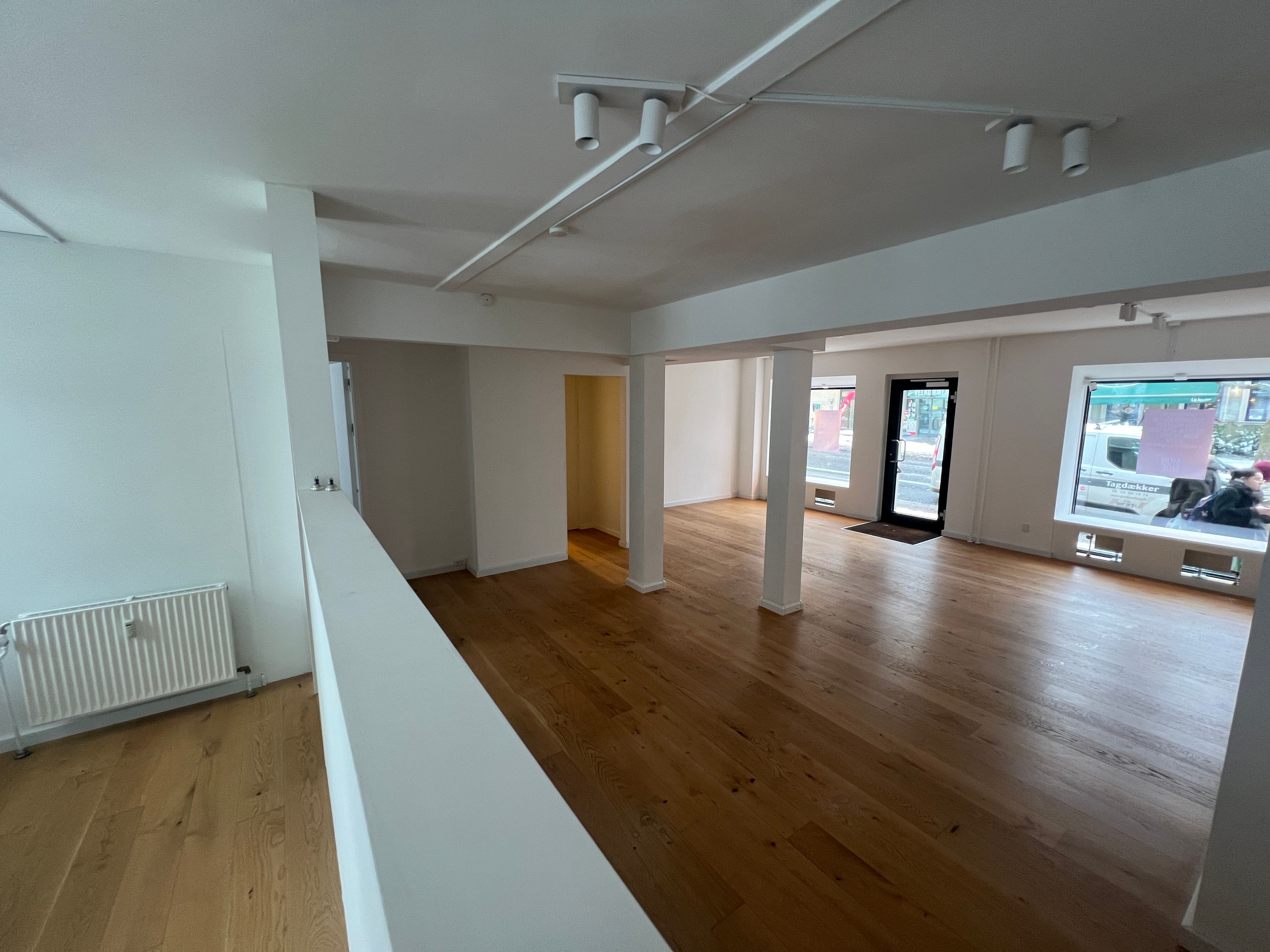 Store og lyse lokaler med højloft og trægulv. Store vinduer mod gaden og høj gulvdekning. Lokalerne er rummelige og er indrettet til detailhandel.