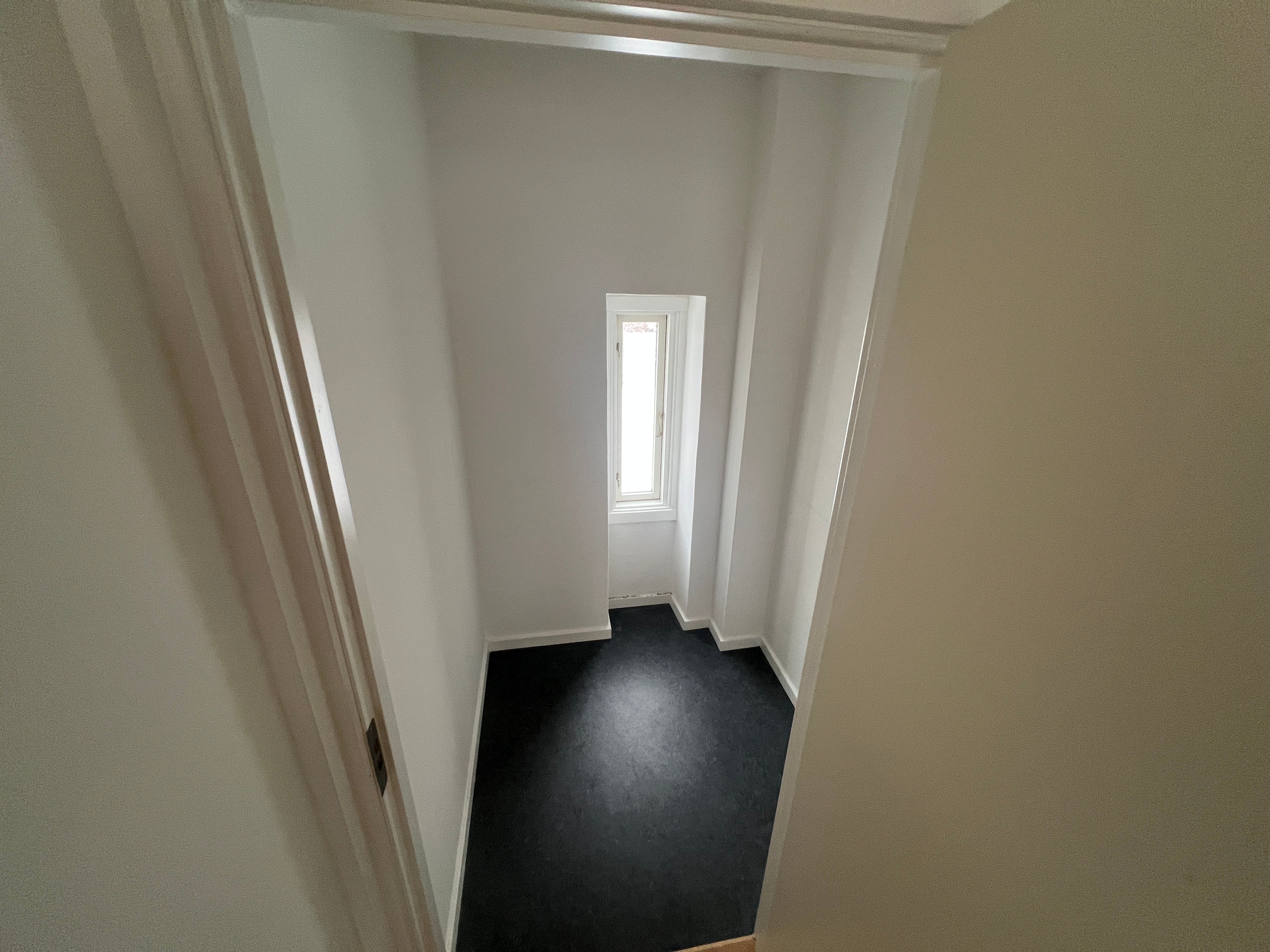 Mørk og nyrenoveret lejemål med moderne design og mørkegulv og vægge. Vindue med lyse indfal. Lejligheden er ensartet og rummelig.