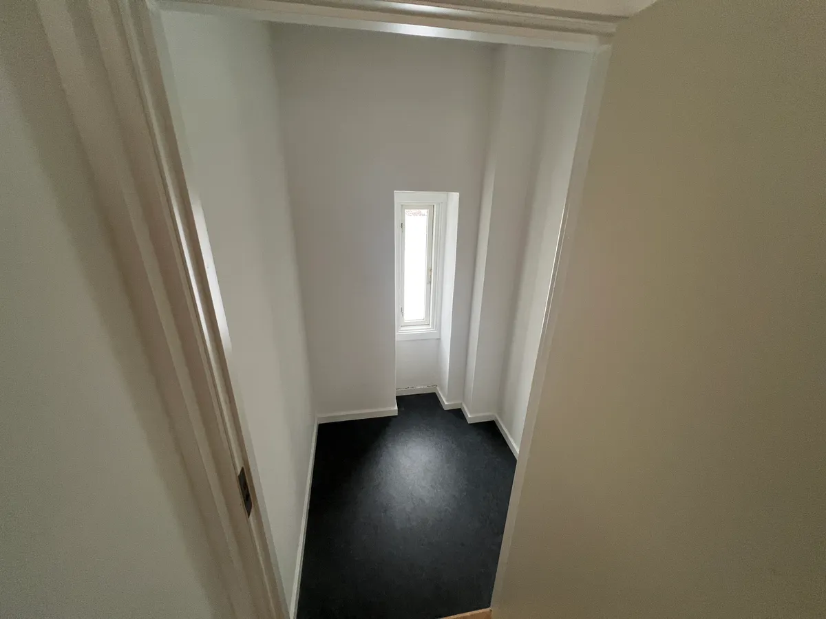 Mørk og nyrenoveret lejemål med moderne design og mørkegulv og vægge. Vindue med lyse indfal. Lejligheden er ensartet og rummelig.
