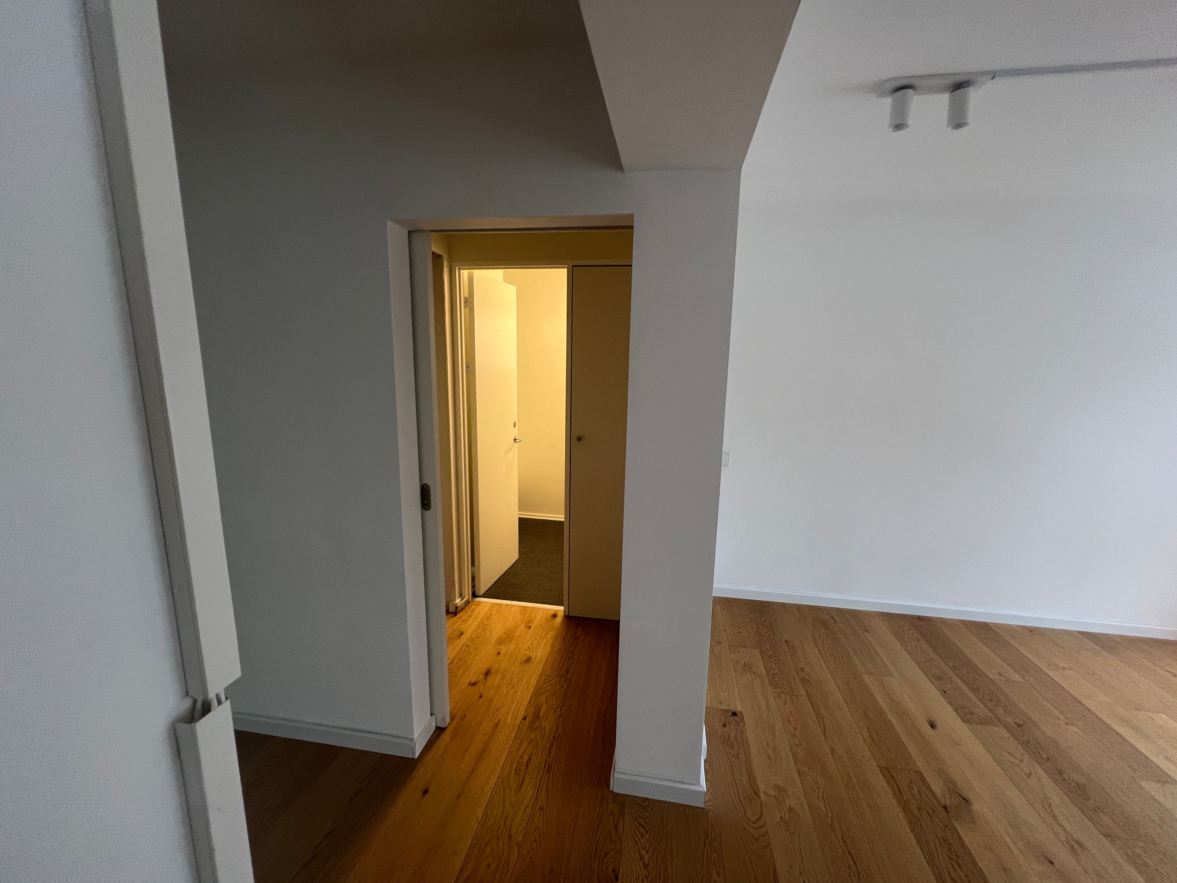 Lyst og indbydende lejemål med højloftede værelser, lyse gulve og åbne døre til forskellige rum. Lokaler er i brugsklar stand og har fuldt udnyttet udsigt til Lyngby Hovedgade.