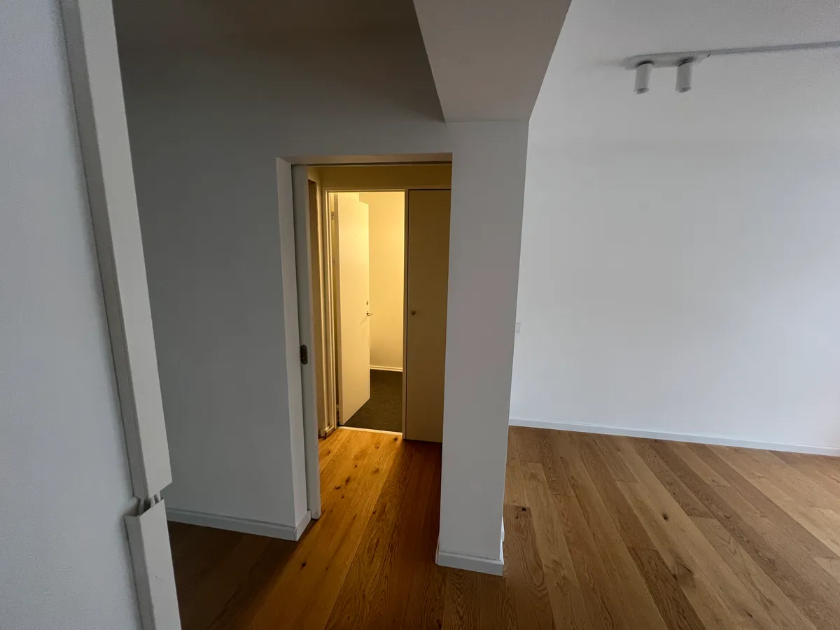 Lyst og indbydende lejemål med højloftede værelser, lyse gulve og åbne døre til forskellige rum. Lokaler er i brugsklar stand og har fuldt udnyttet udsigt til Lyngby Hovedgade.