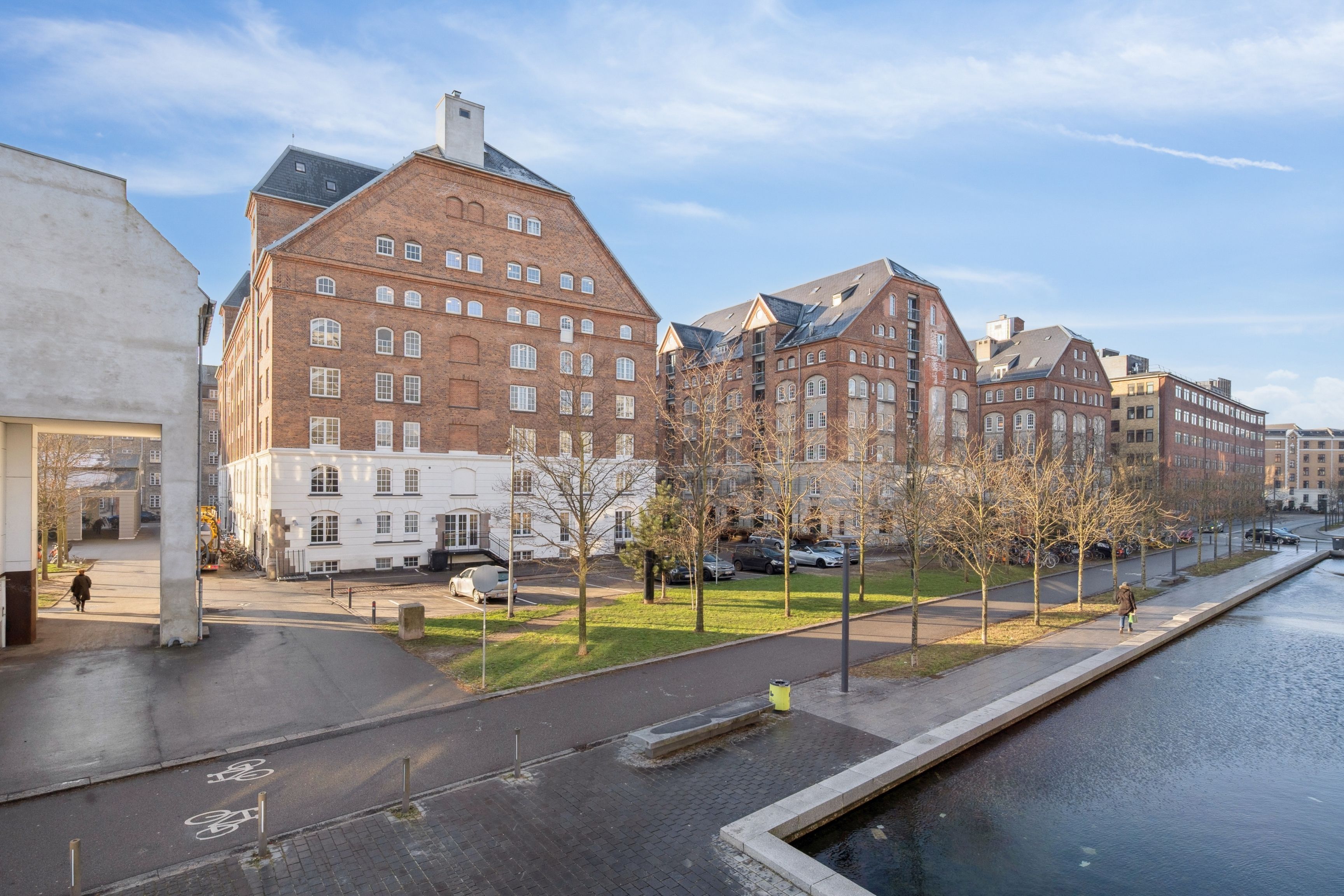 Rummeligt kontorlejemål med industriel stil i lyse farver i kreativt erhvervsmiljø, parkeringsplads og vandkant, Njalsgade 21F, 4., 2300 København S