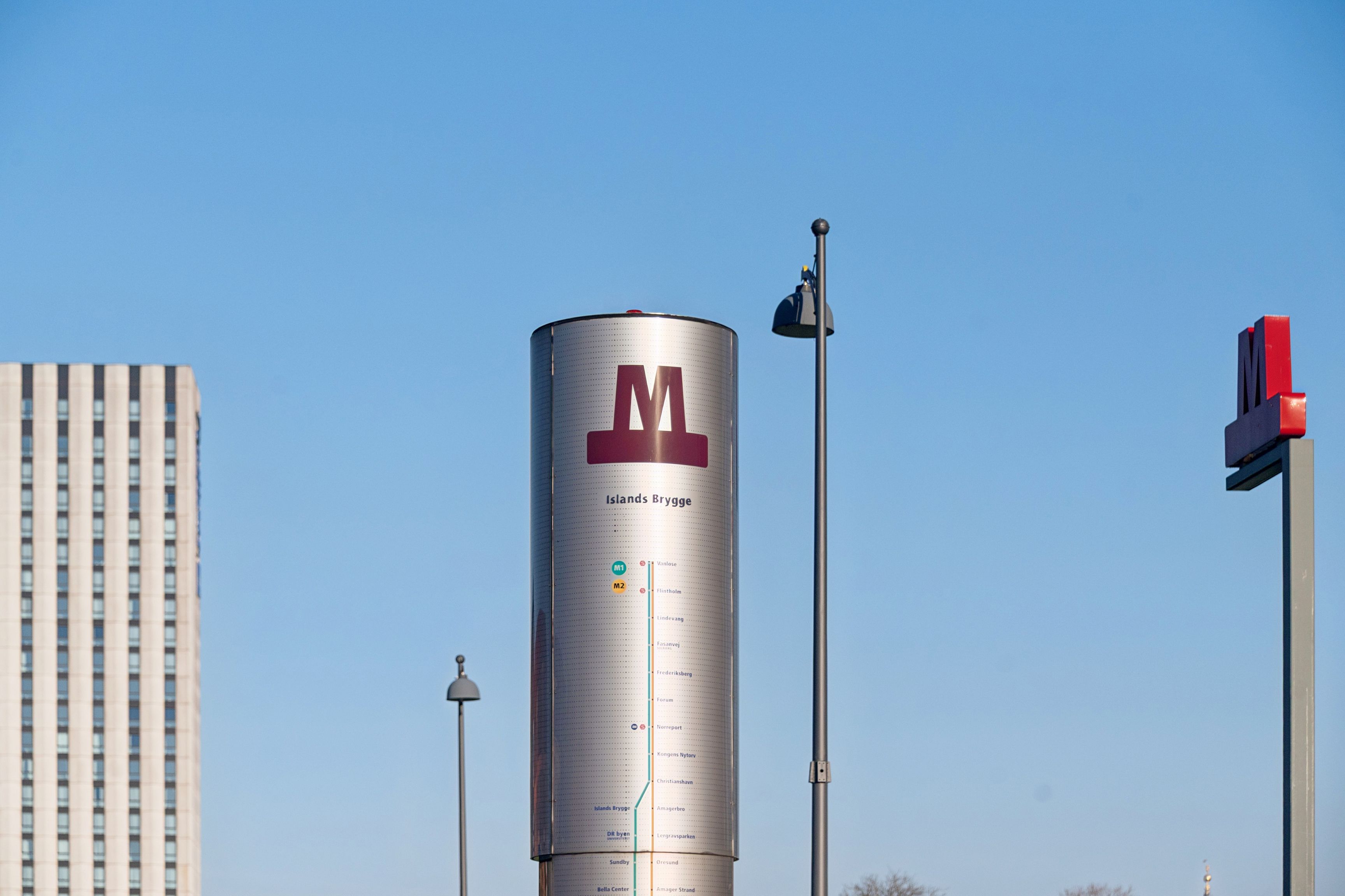 Råt og charmerende erhvervsmiljø med en stor metalbygning med teksten Islands Brygge og en stor M i rødt