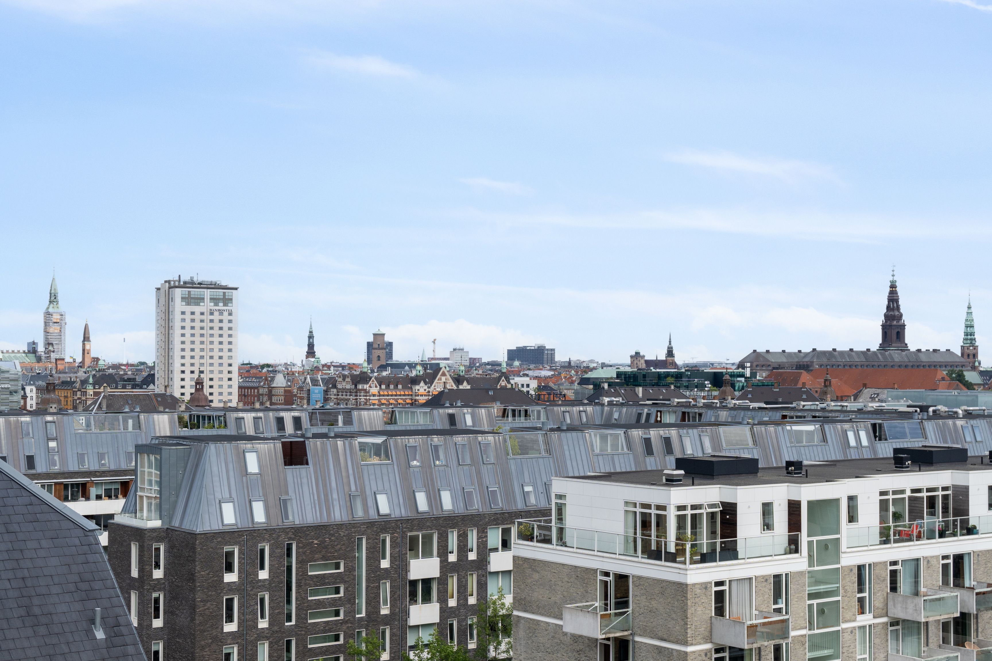 Rå og charmerende kontorlejemål i Njalsgade-kvarter med historiske bygninger og moderne interiører. Enestående byudsigt med lyse kontorer og flot byudsigt.