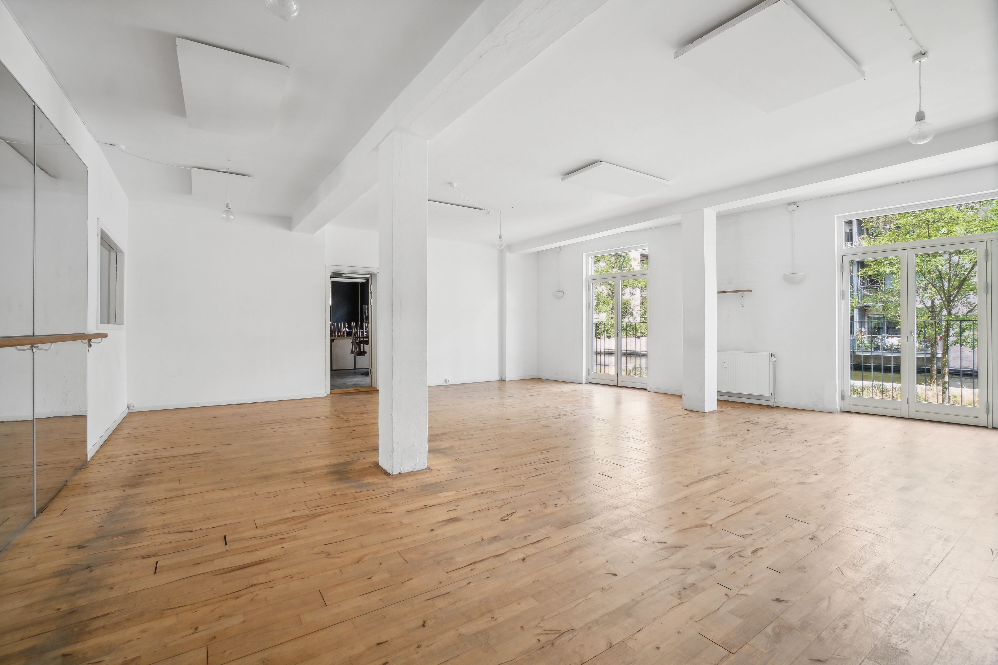 Rå og charmerende erhvervslokale i Njalsgade-kvarter med højloftet og trægulv. Store glasdøre ud til gården og naturligt lys.