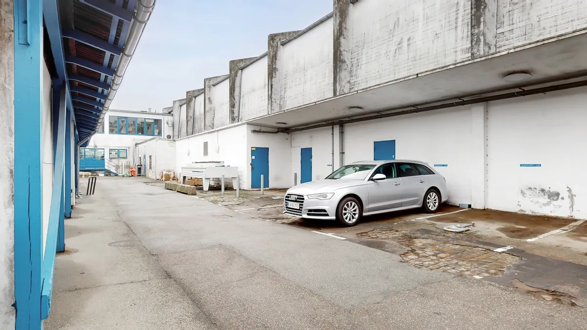 Et stort og funktionelt erhvervslejemål med flere bygninger og parkeringsplads i Kødbyen