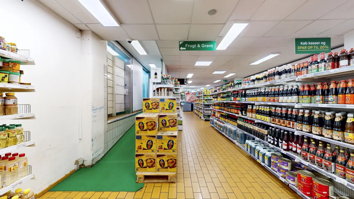 Ledig erhvervslejemål med lager og køkken i Kødbyen. Køkken og lager med skilte med frugt og grønt. Mange produkter og særtilbud.