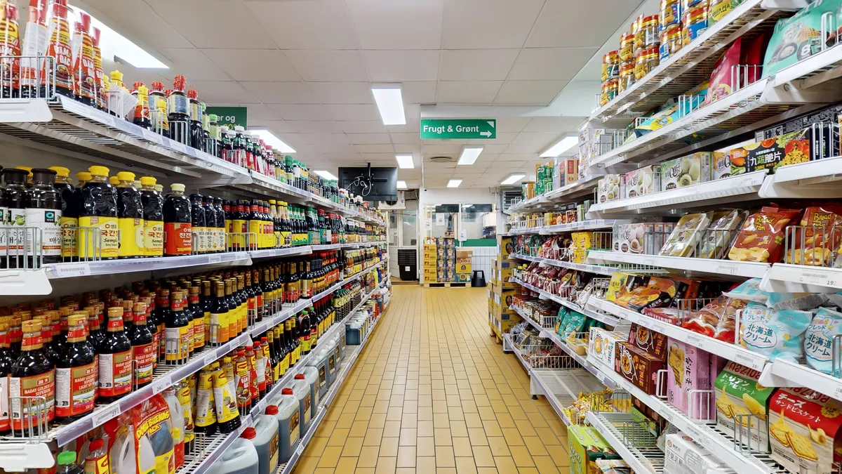 Et stort supermarked med mange hylder fyldt med diverse produkter, som f.eks. syltetøj, syltetøj og snacks. Butikken er stærkt oplyst med hvide loftsbelægninger. Butikken er ren og velorganiseret, og der er en særlig afdeling for frugt og grønt.