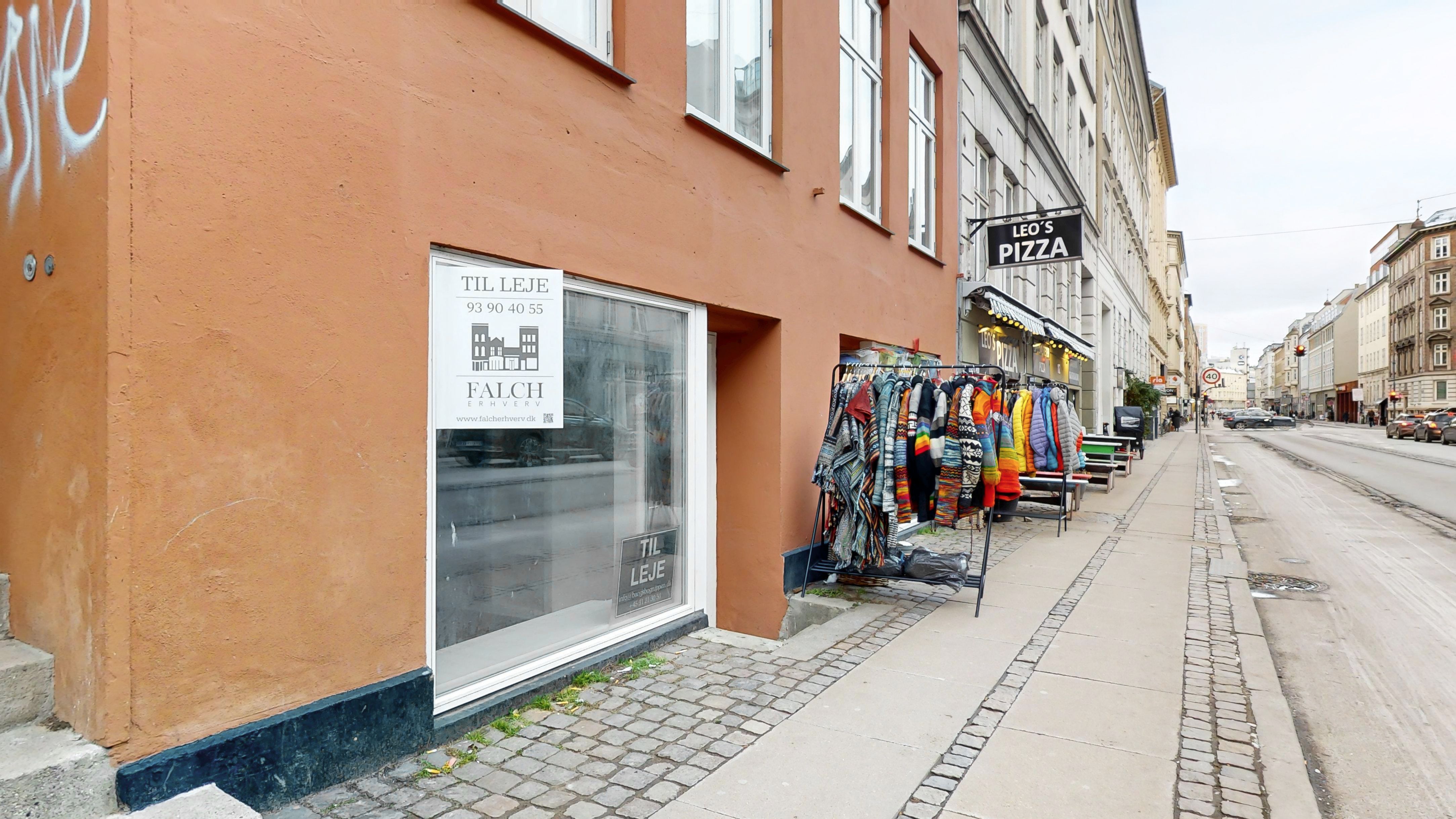 Butikstil leje på Vesterbrogade 114, København V. Lejlighed med køkken og badeværelse, 51 m². Adgang til mange biler og cyklister.