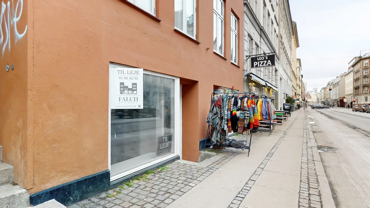Butikstil leje på Vesterbrogade 114, København V. Lejlighed med køkken og badeværelse, 51 m². Adgang til mange biler og cyklister.