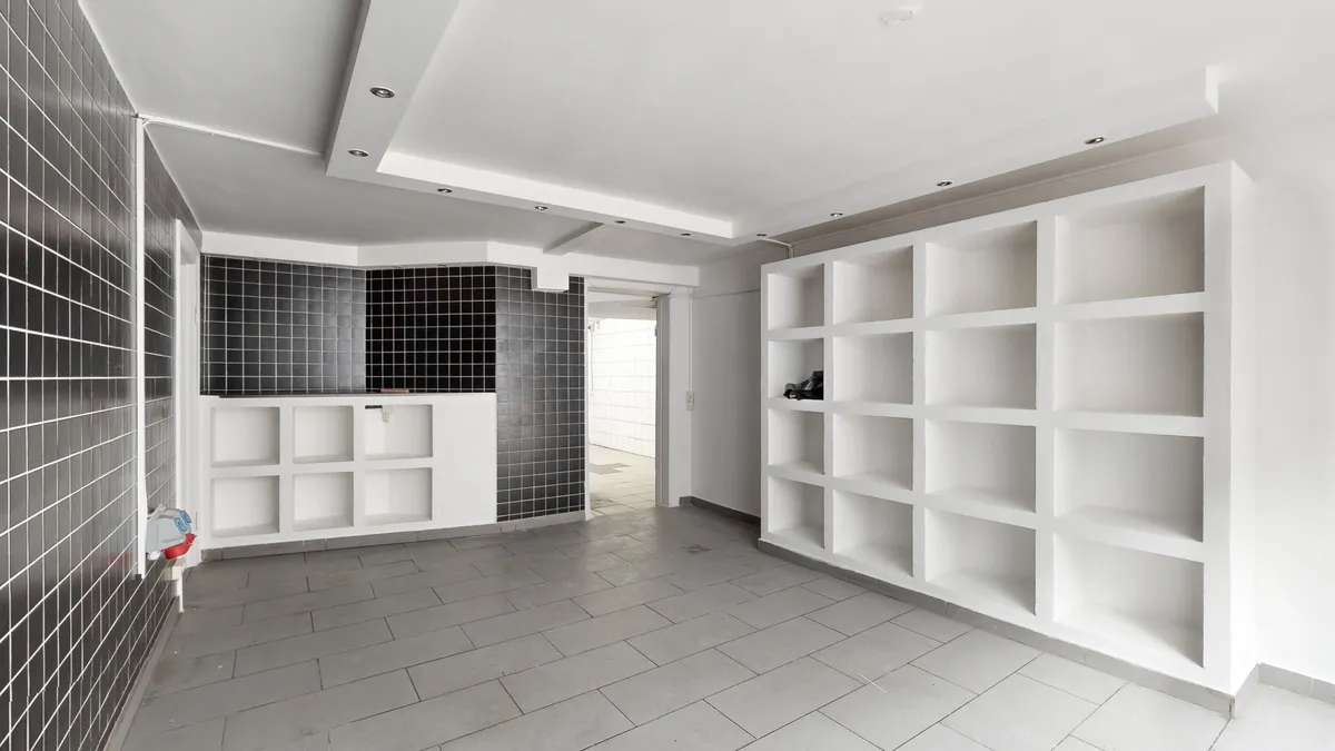 Ledig og veludstyret erhvervslejemål med glasvinduer og højloftet loft i 1620 København V. Med trægulve og moderne gulvbelægning er lokalerne veludstyret til forretningsformål.