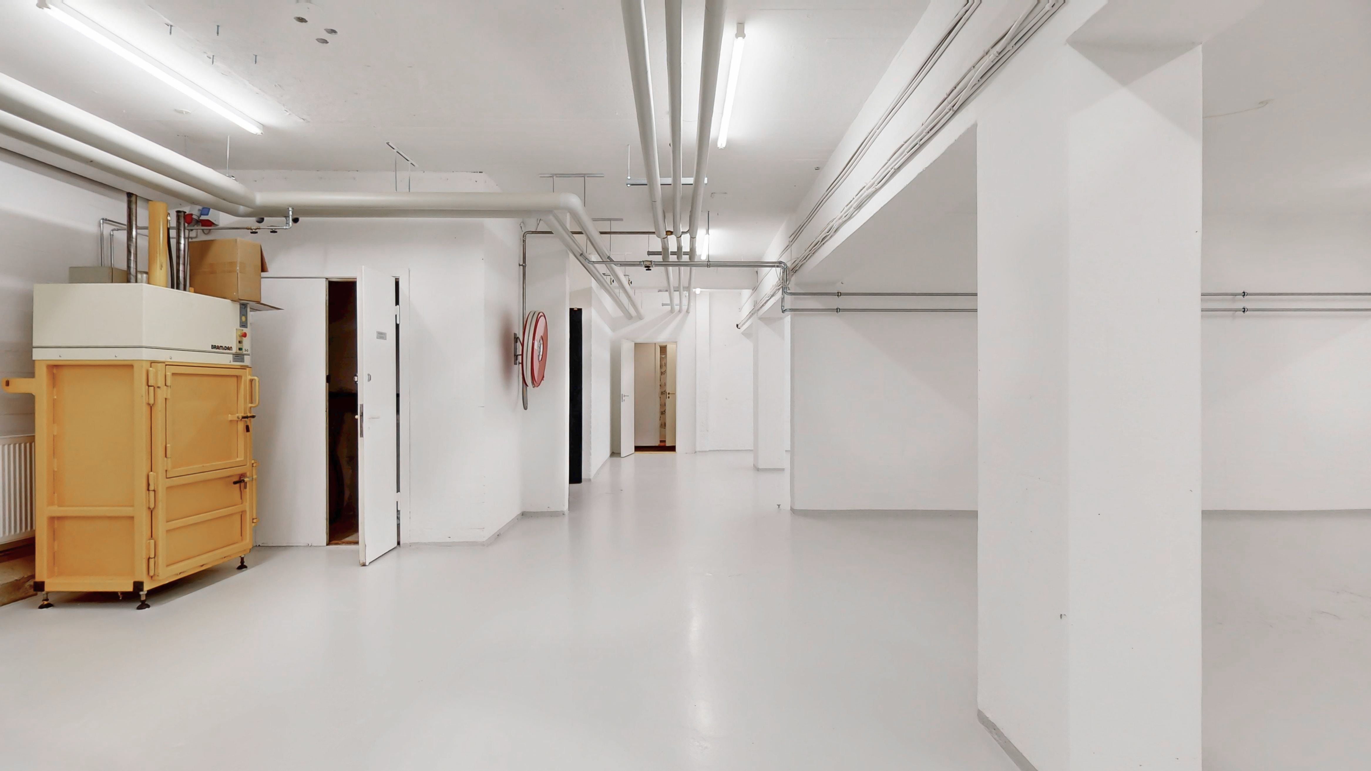 Langt og lyst erhvervslejemål med lyse loftshøjder, lysegulve og moderne faciliteter i Birkerød