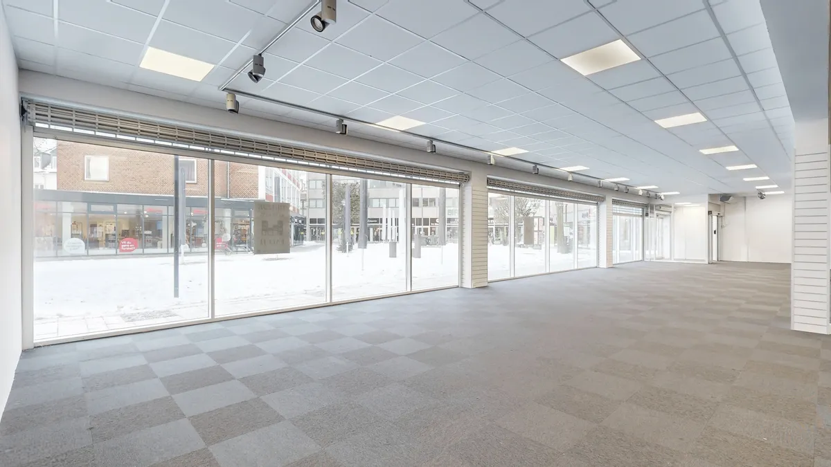 Velkommen til dette smukke erhvervslejemål i Birkerød med store vinduer og moderne indretning. Lejemålet ligger i stueplan med 450 m² og i kælder med 450 m² samt 150 m² eksklusive parkeringspladser.