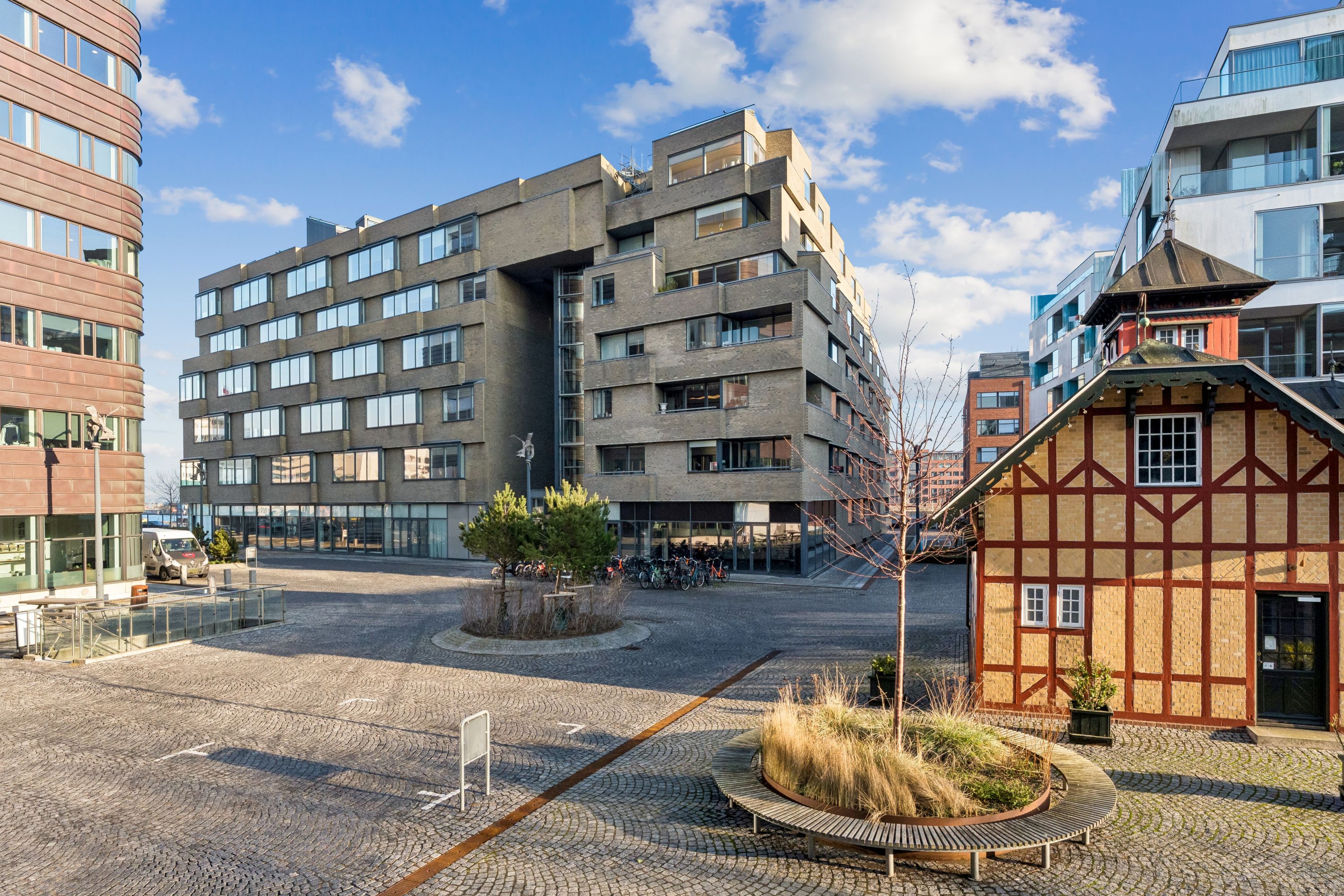 Lejlighed til leje på Amerika Plads 34, 2100 København Ø. Bygningen er lysebrun med mange vinduer og stiger op i flere etager