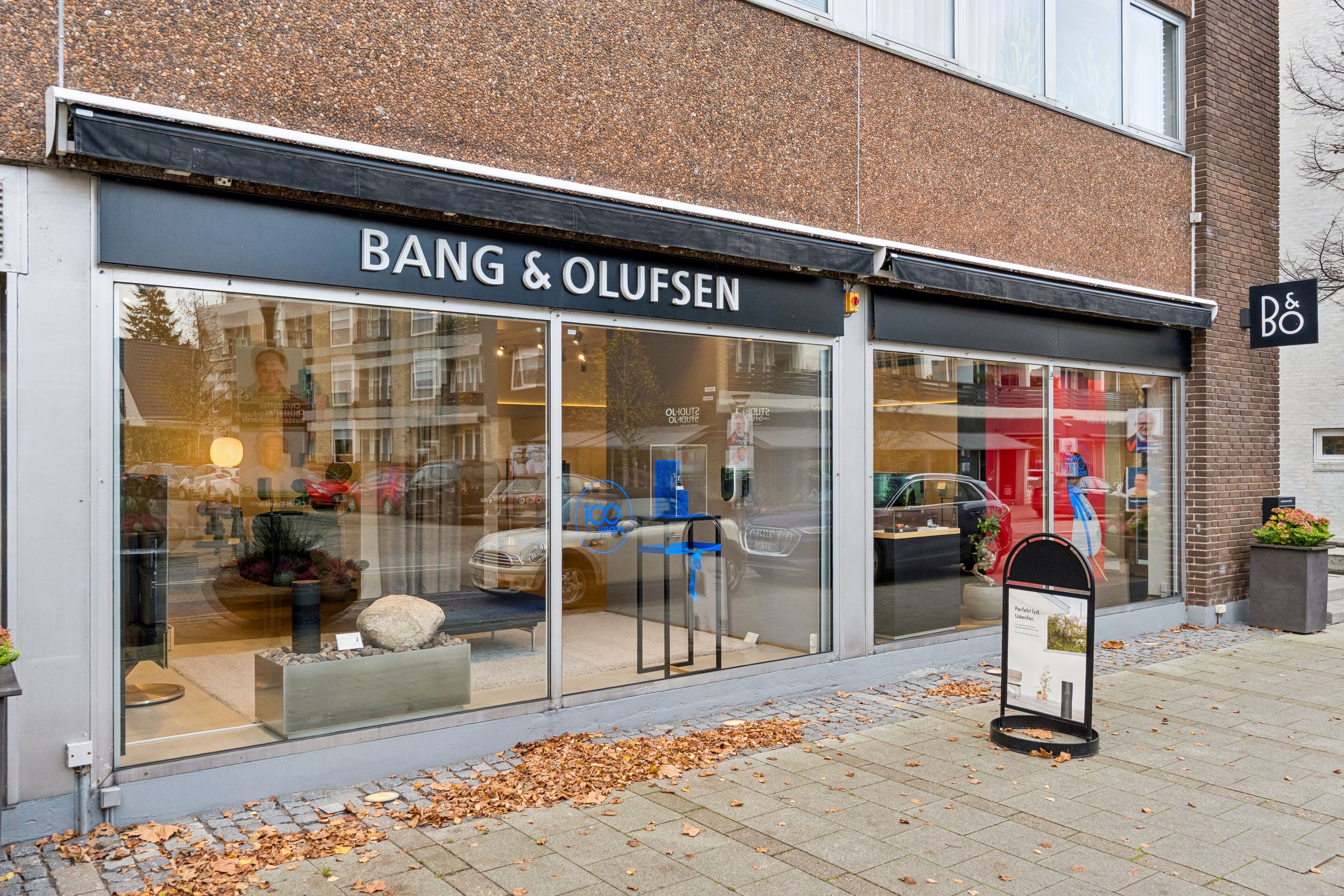 Bang & Olufsen-forretning med udsalg af højttalere og musikudstyr i vinduet