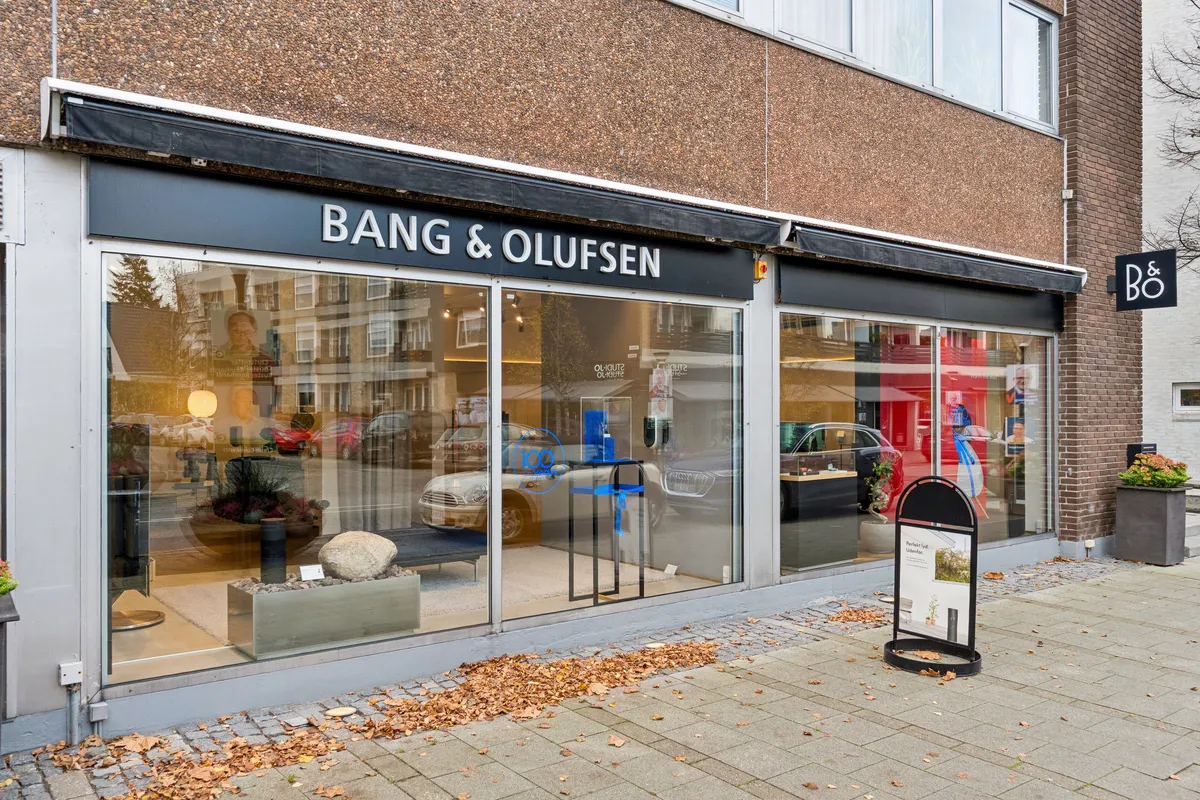 Bang & Olufsen-forretning med udsalg af højttalere og musikudstyr i vinduet