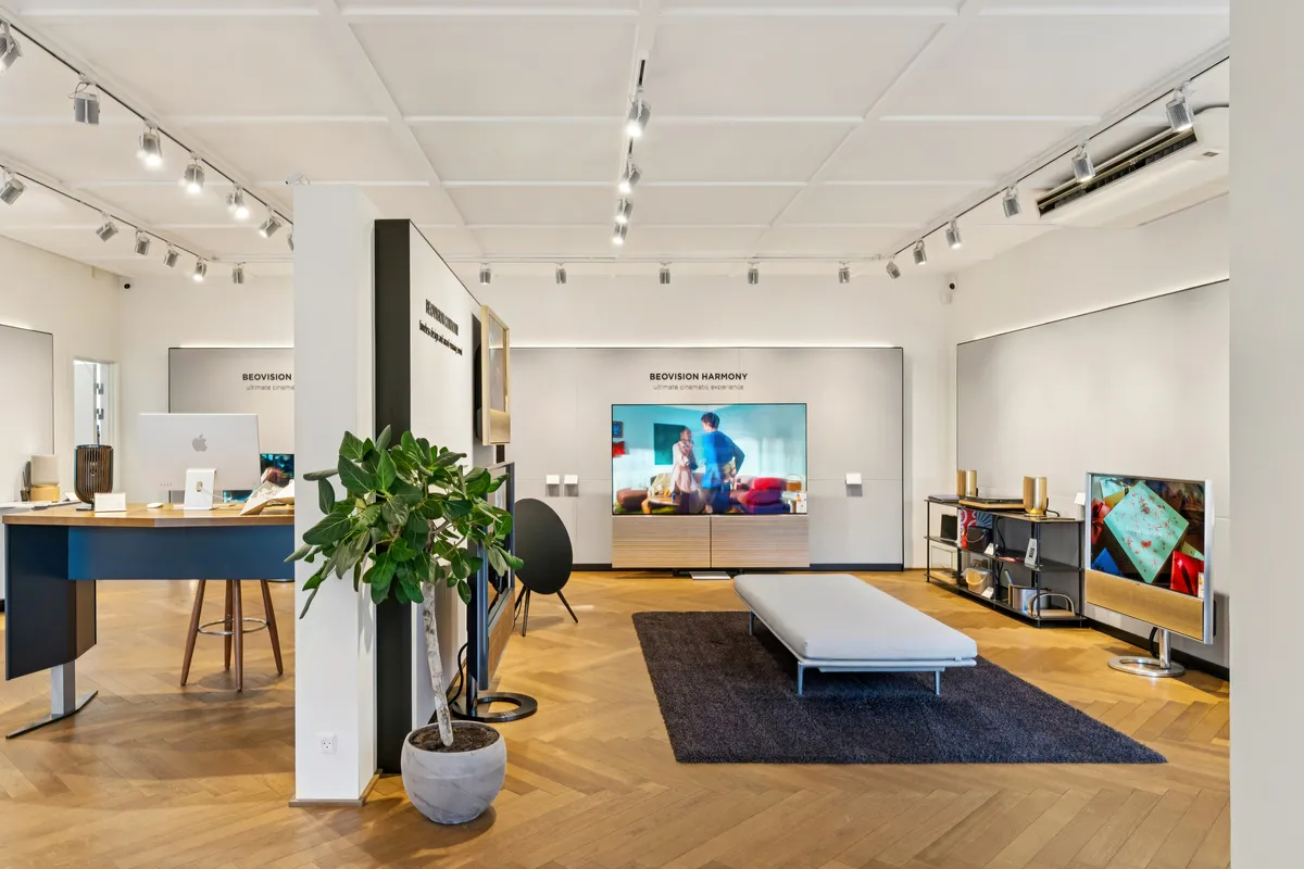 Investering på Vedbæk Stationsvej med Beovision Harmony, en stor skærm og moderne møbler. Slanke og eksklusive kontorområder med minimalistisk design og teknologisk udstyr.