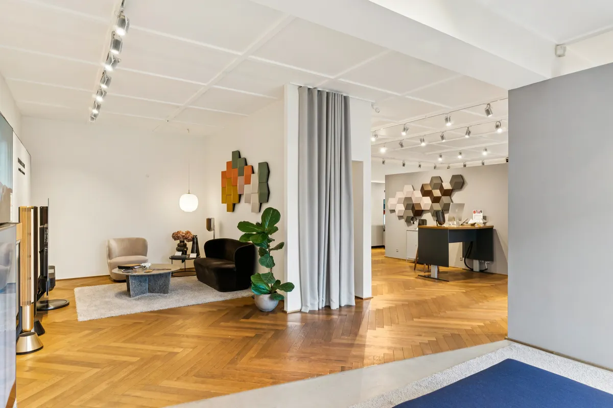 Investeringsmulighed med moderne interiør, højloftede rum, elegant møblering, og lyse gulve, ideelle til butikslokaler.