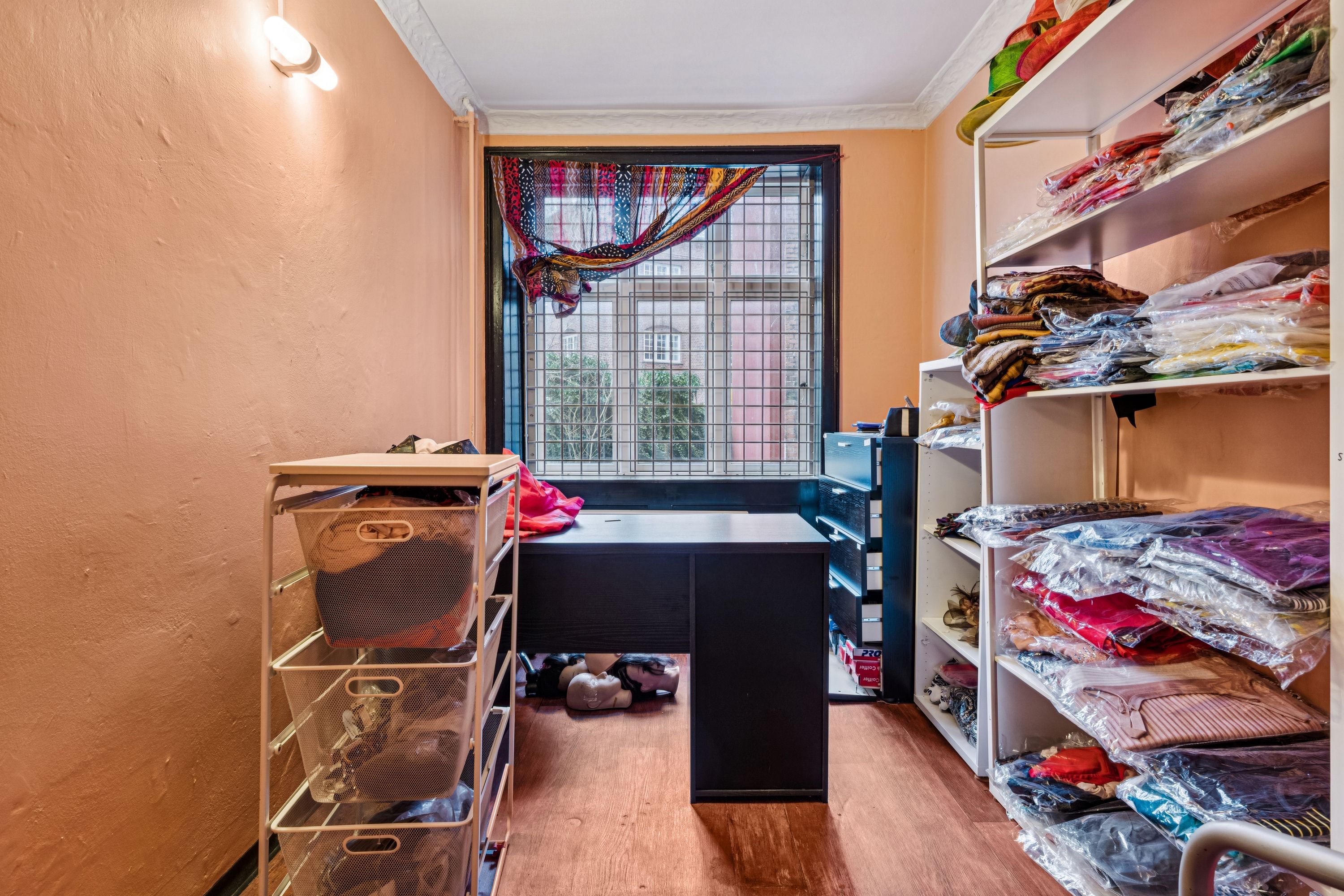 Store køkken med masser af opbevaringsrum, krydderihylden og lyse køkkenindretning, hvor smukke tøj og møbler er udsat. Forskellige rum med stolpe, skrivebord og lyse puder og tæpper.