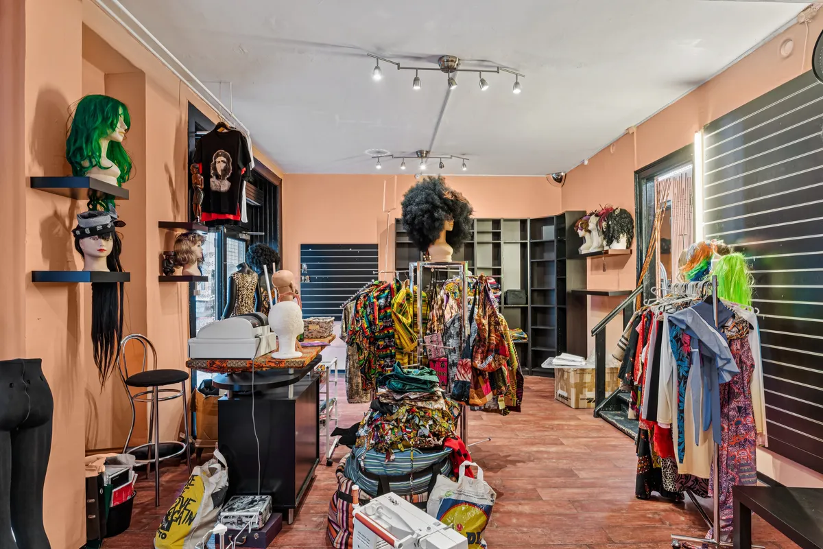 Indvendigt i butikken er der mange farverige tøjstykker, masser af perukker og andet tøj. Butikken har trægulve og lysegule vægge. Butikken er dekoreret med lyse farver og har masser af tøj på tæpper.