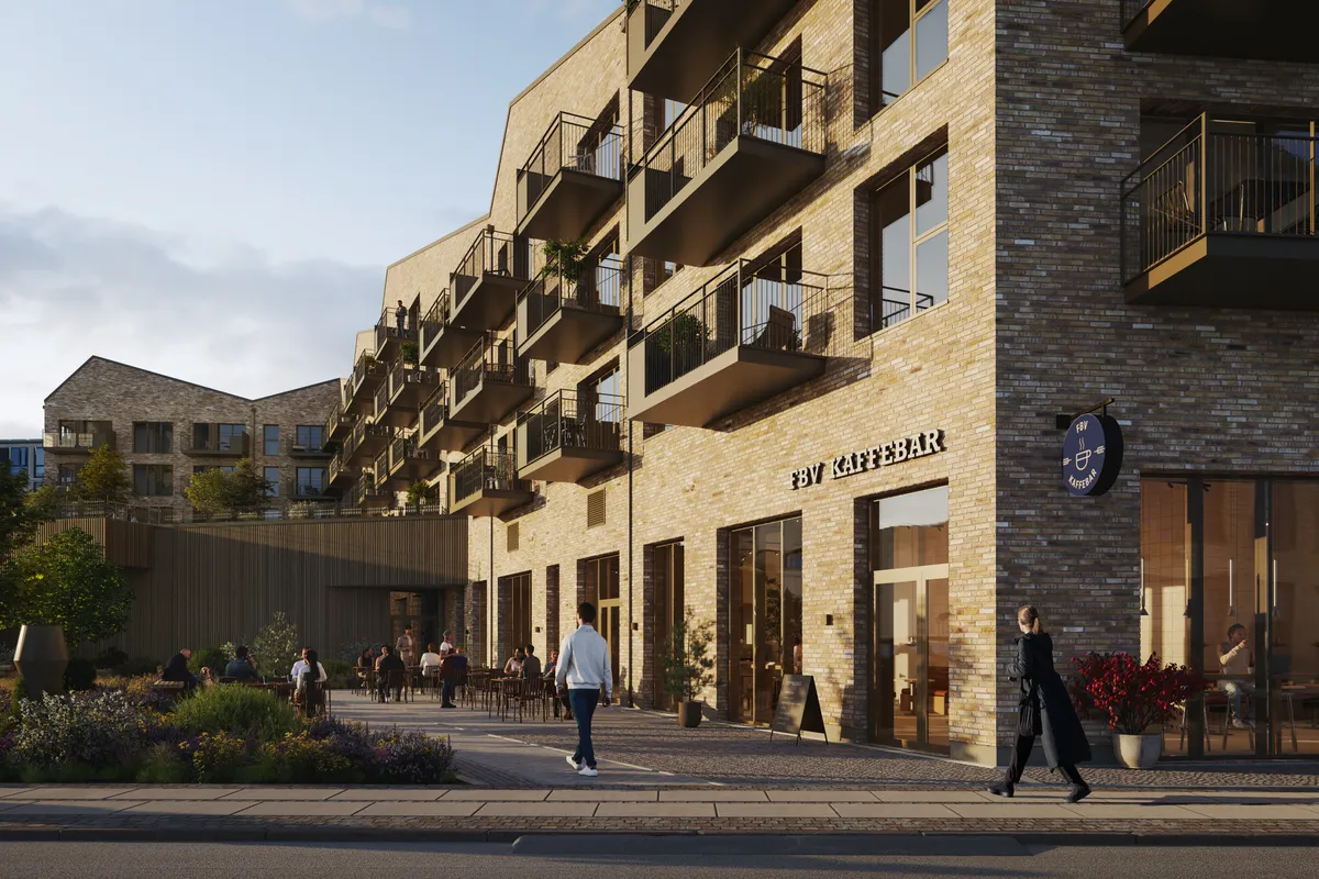 Lejlighedsbygning med restaurant på Frederiksborgvej 59. En mand og en kvinde vandrer forbi butikken. Der er planter og et bord med en kvinde inde i butikken