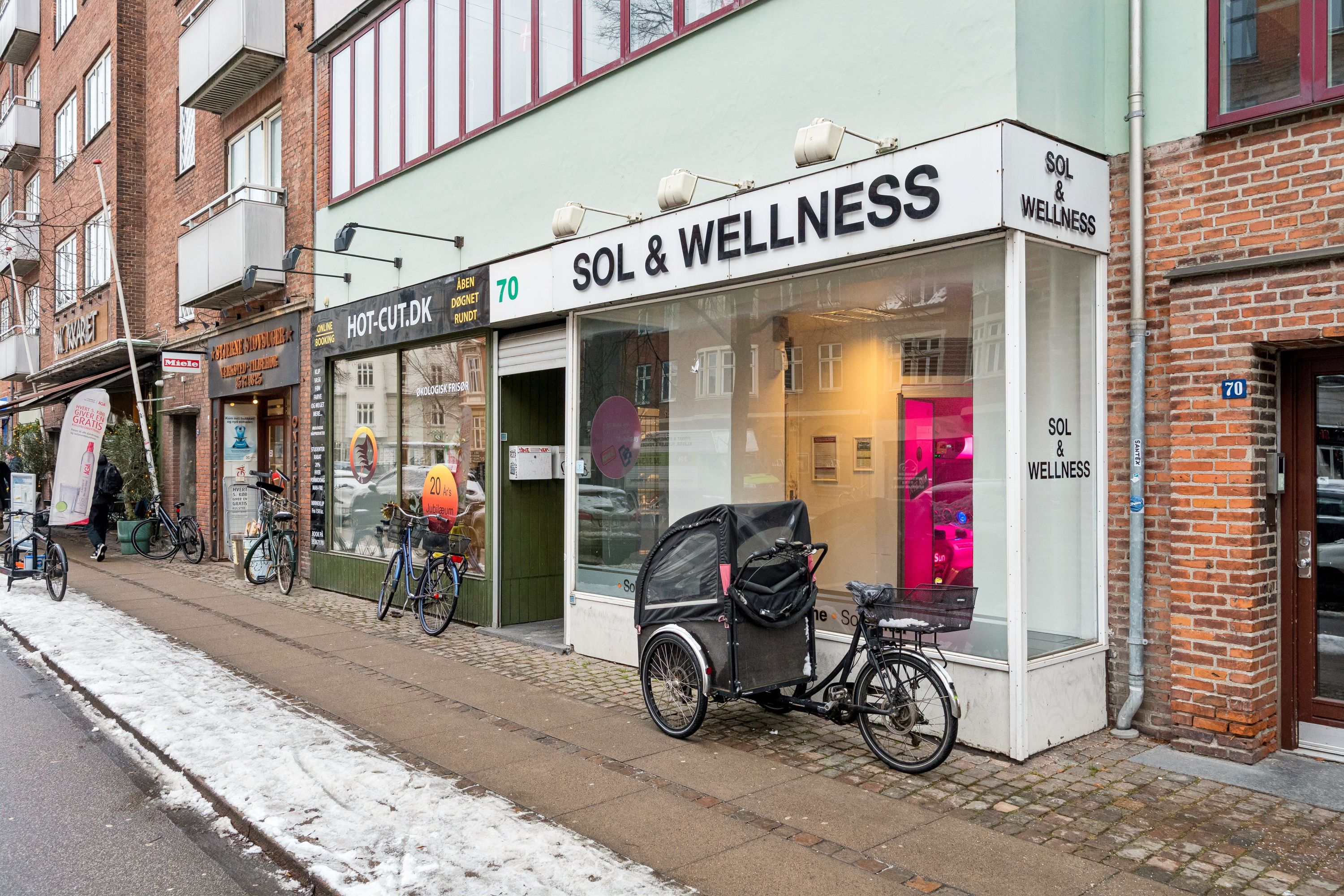 Menighedshus Sol & Wellness ligger på Jagtvej 70. Butikken er omgivet af mange specialbutikker, caféer og Rema 1000. Foran butikken står en rickshaw og fire cykler