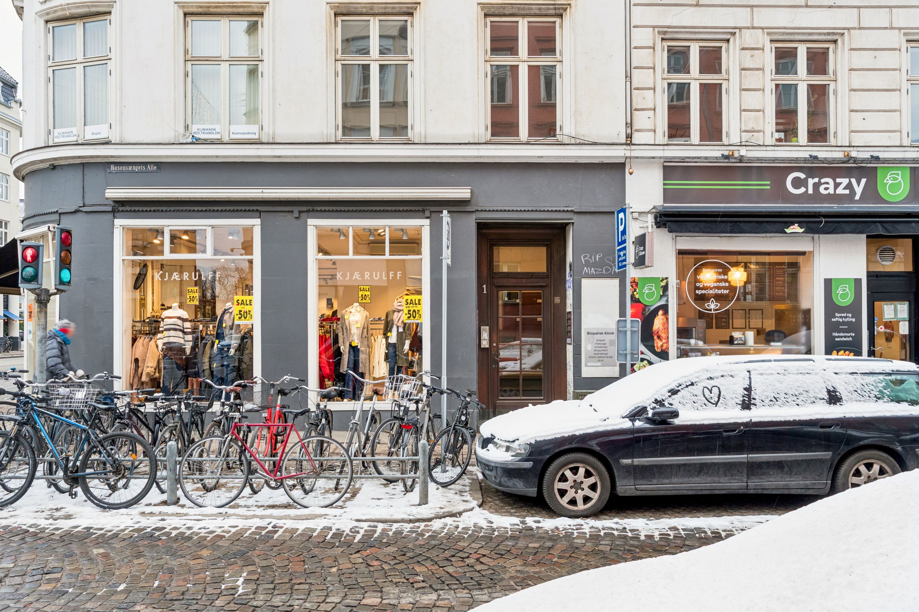 Kontor til leje med udsigt til sne, parkerede cykler og et skurthuse med skiltet Kjærulf og Crazy