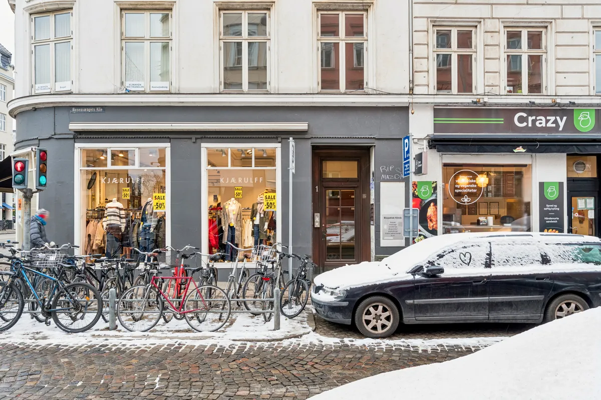 Kontor til leje med udsigt til sne, parkerede cykler og et skurthuse med skiltet Kjærulf og Crazy