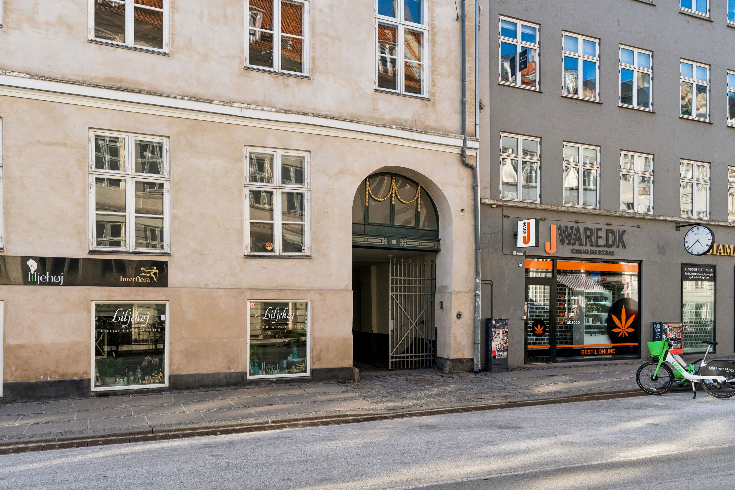 Kontor til leje i Københavns K. Med et lager på 6. etage og en café i stueetagen. Adgangsdør med metalgitter og vægmonter.