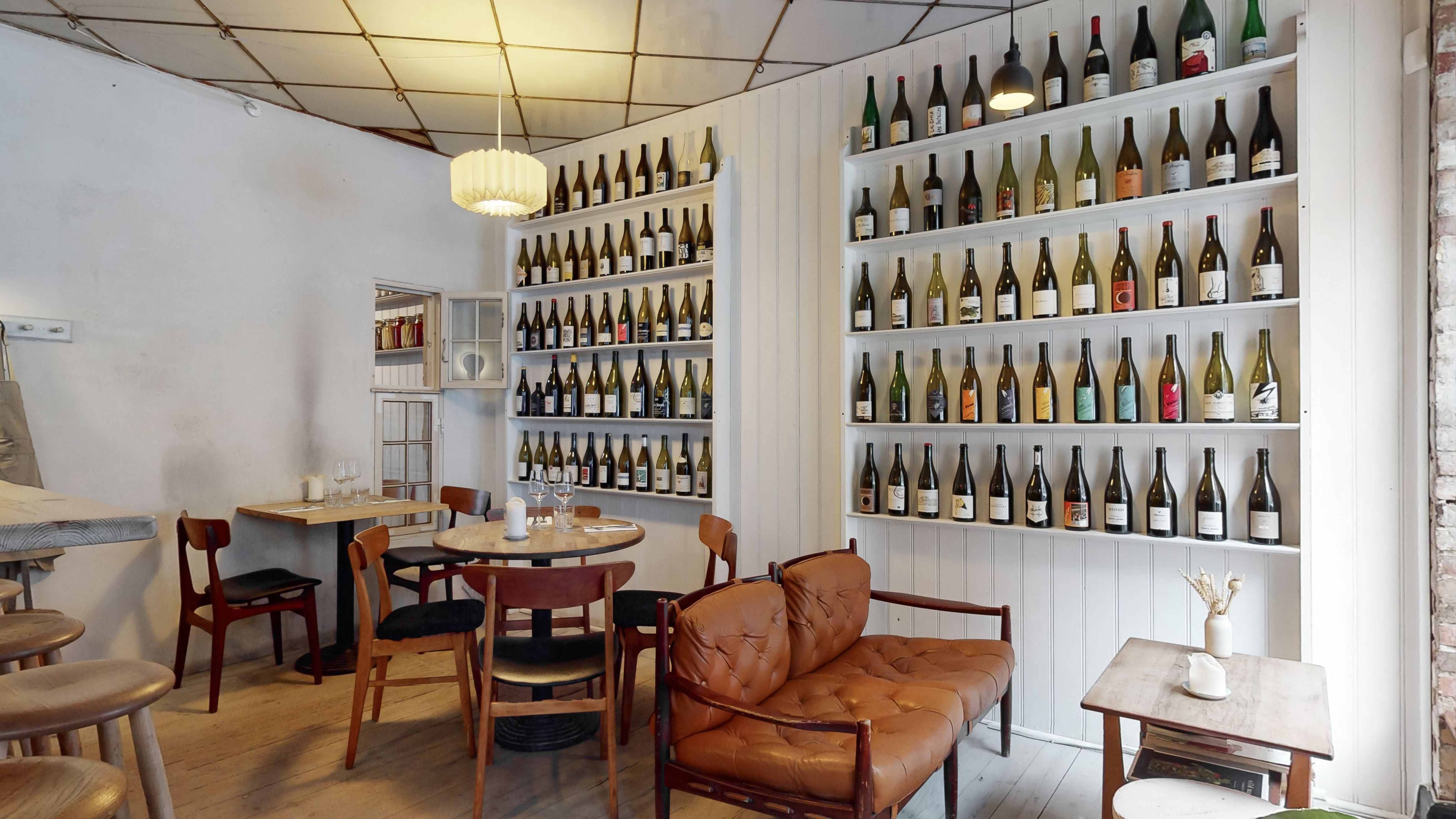 Indkvartering til afståelse med luksuriøs indretning og eksklusive vinflasker på hylderne i en hyggelig restaurant på Oehlenschlægersgade 12, st. th., 1663 København V.