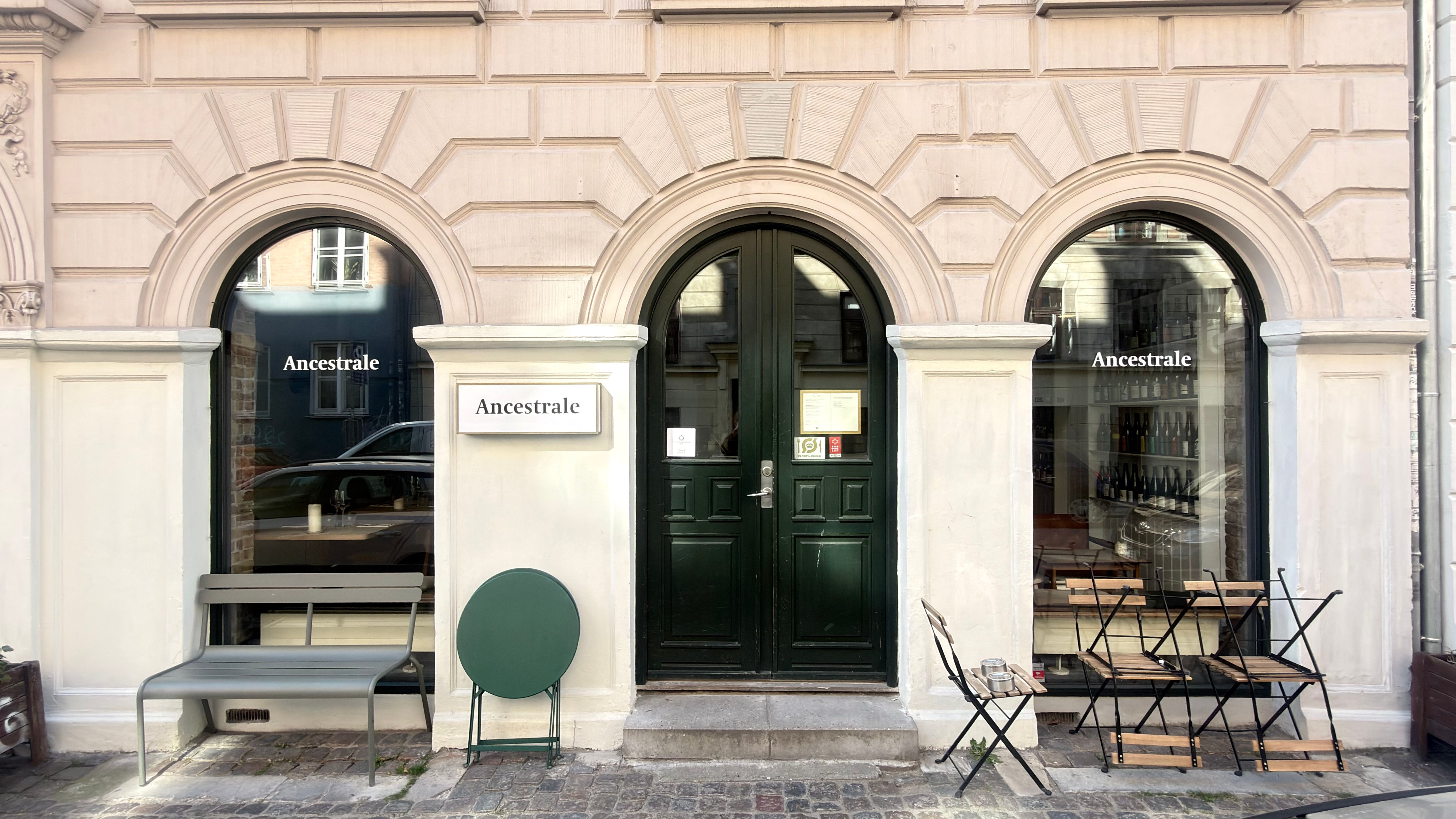 Restaurant Ancestale med grønne døre og borde samt stole udenfor på Oehlenschlægersgade i København