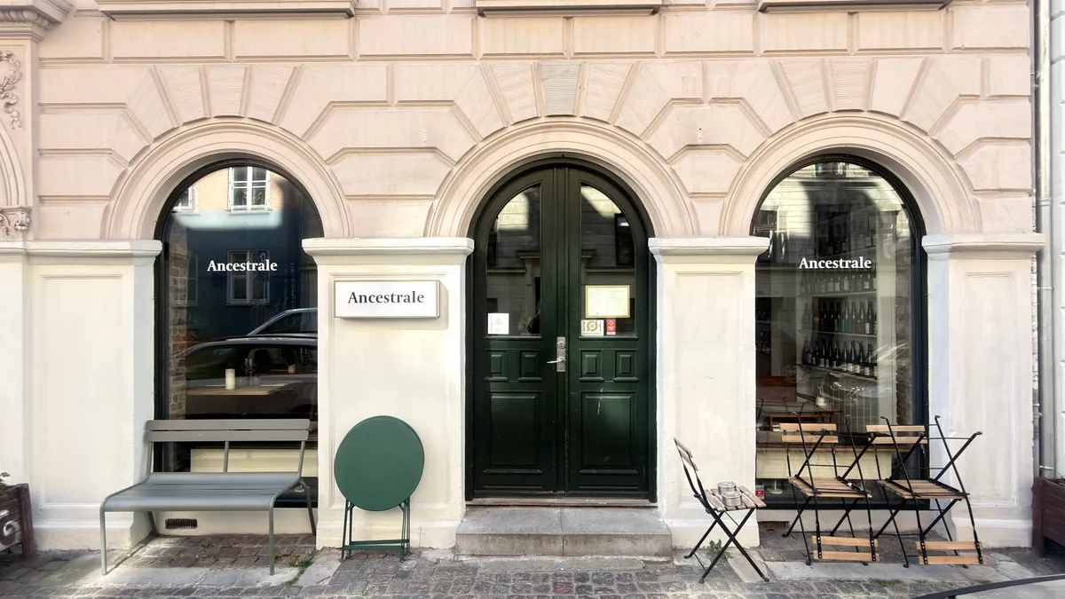 Restaurant Ancestale med grønne døre og borde samt stole udenfor på Oehlenschlægersgade i København