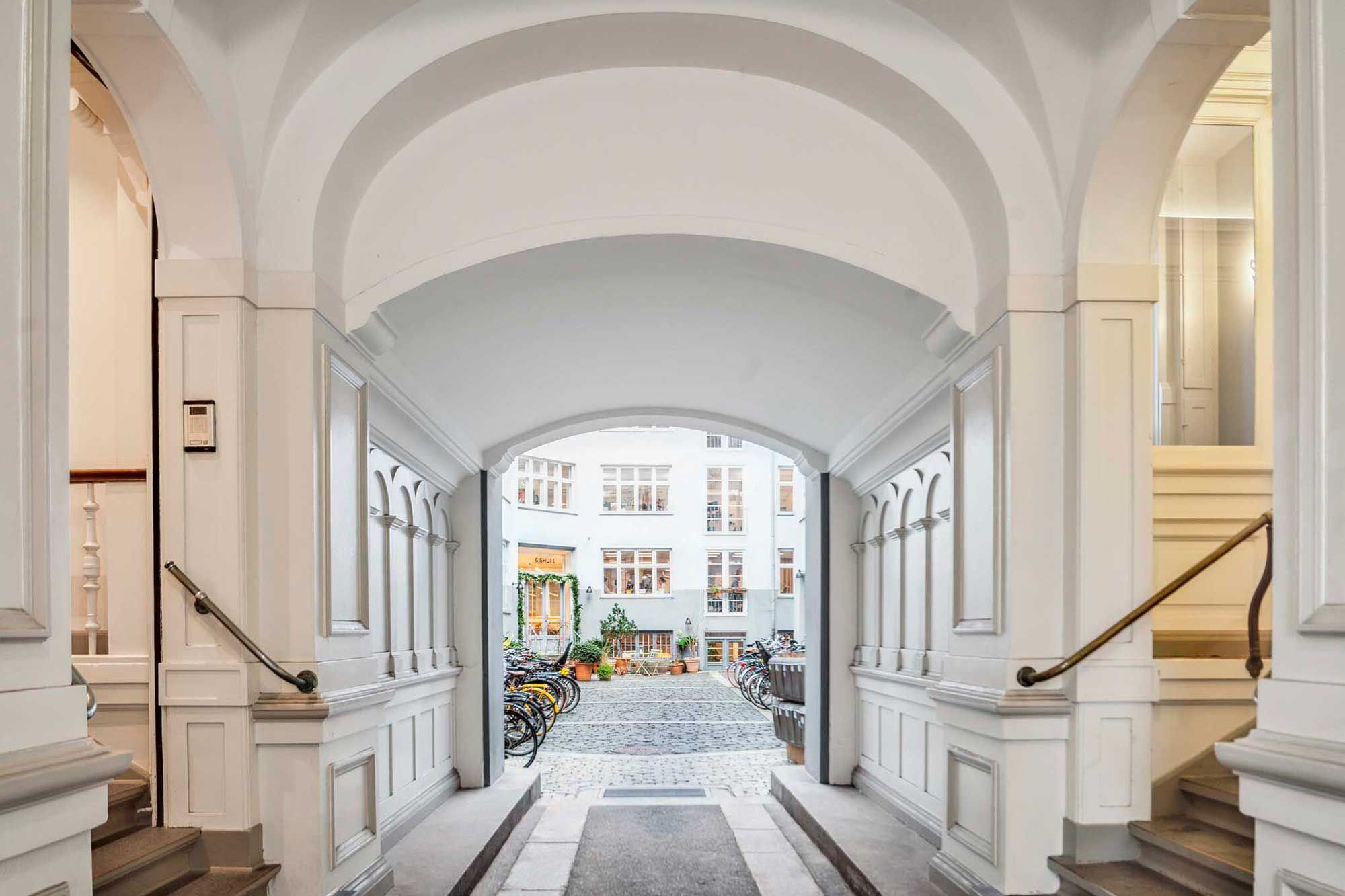 Lyse lokaler i hjertet af København med højt til loftet og en moderne indretning. Styrk dit brands image med en central beliggenhed ved Gammel Strand metro.