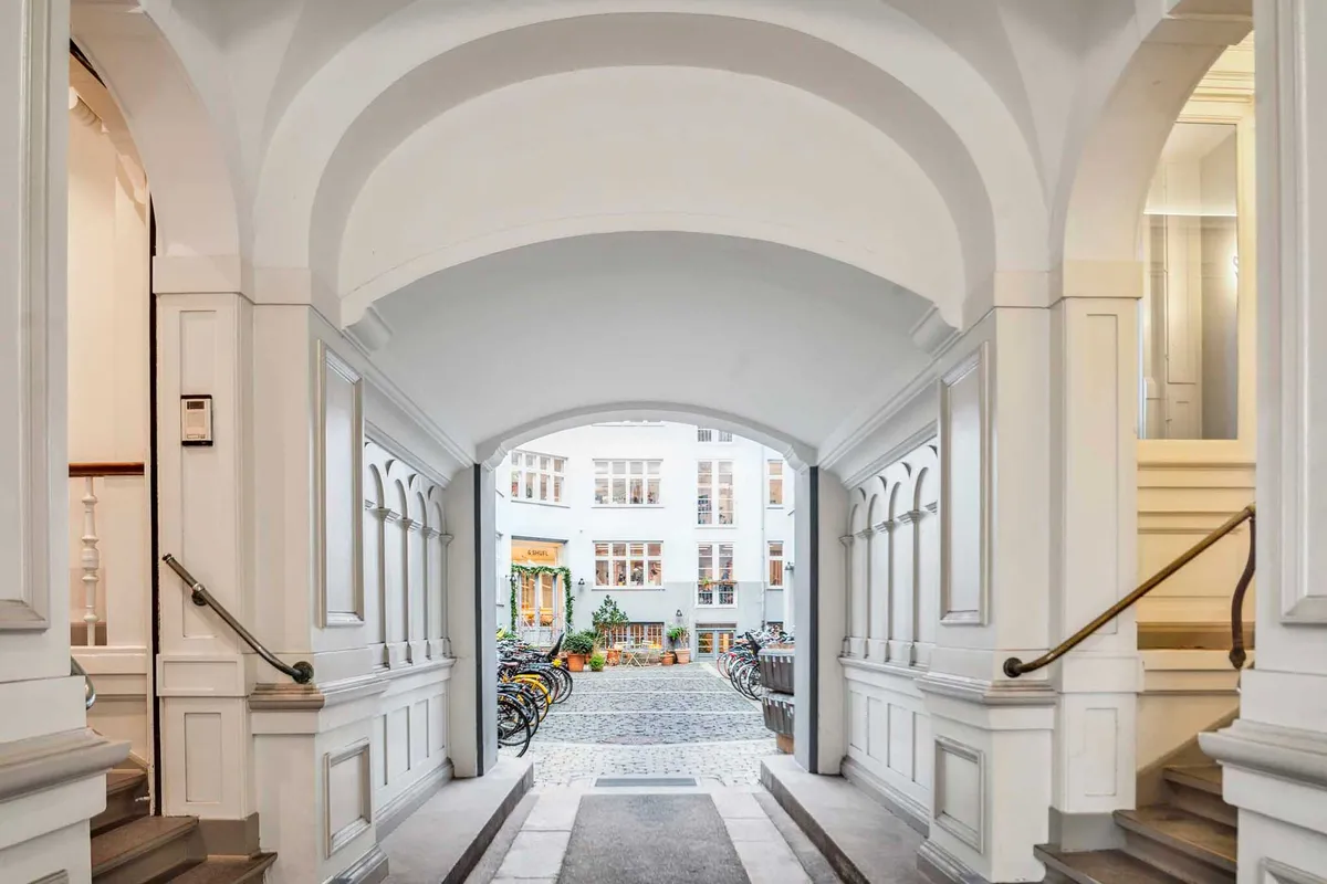 Lyse lokaler i hjertet af København med højt til loftet og en moderne indretning. Styrk dit brands image med en central beliggenhed ved Gammel Strand metro.