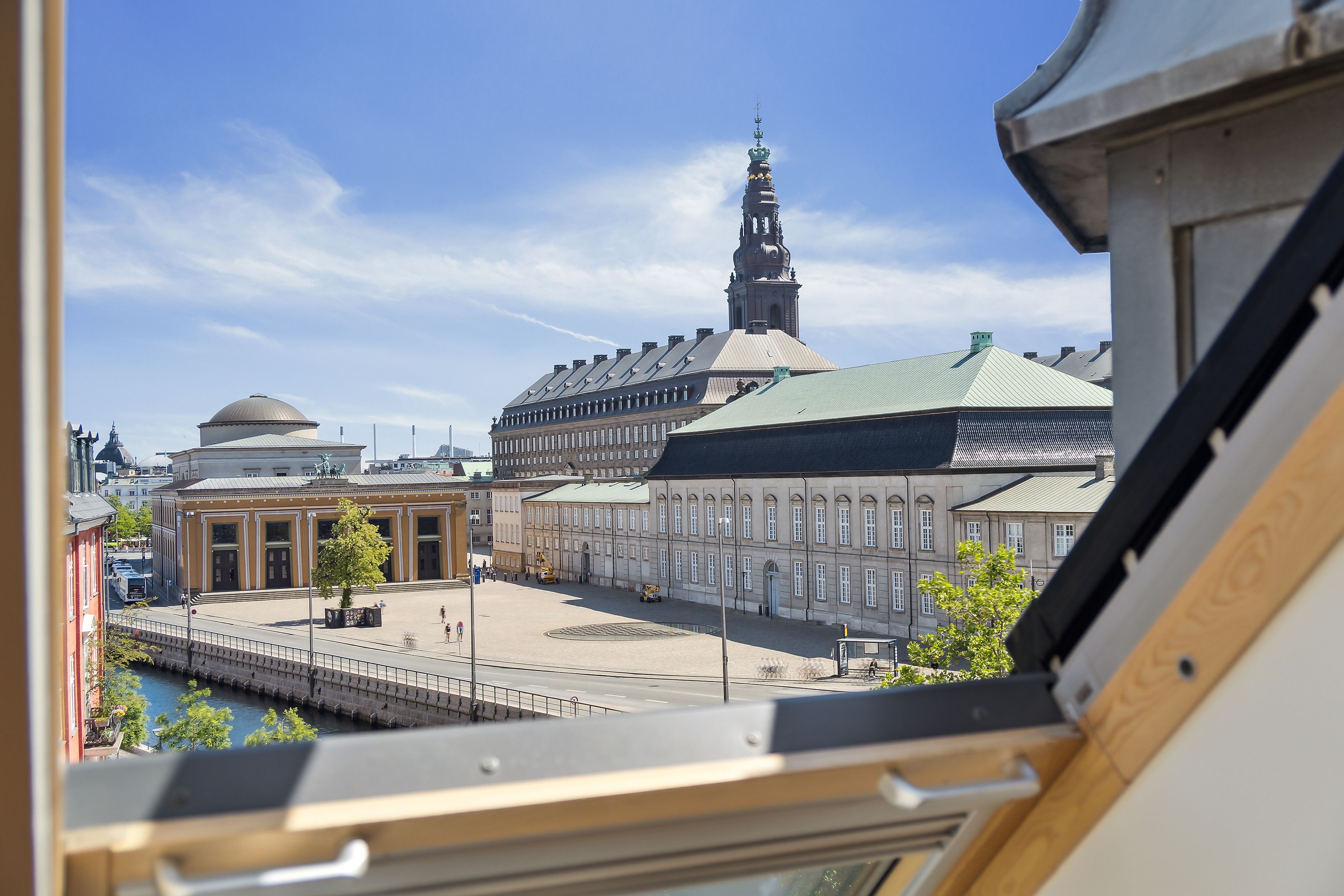 Fællesgård med søudsigt og lyse kontorlokaler, tæt på metrostationen. Bygningen er velholdt og er placeret på Gammel Strand