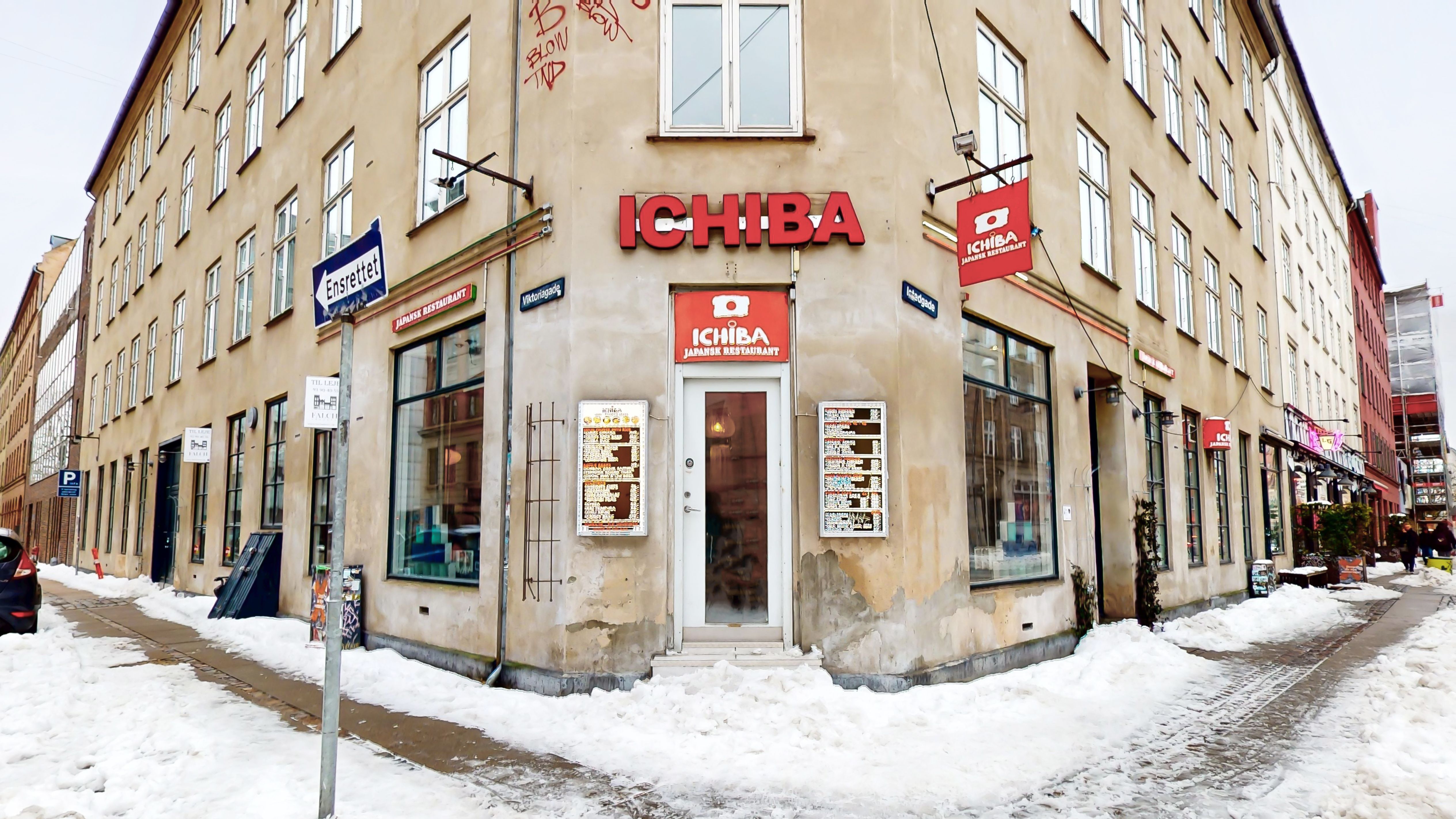 Rummeligt lejemål med restaurant på Vesterbro, Istedgade 25. Faciliteter med moderne interiør og udsigt til snebelagt gade. Alle faciliteter er velholdte med skilte for Ichiban Japanese Restaurant